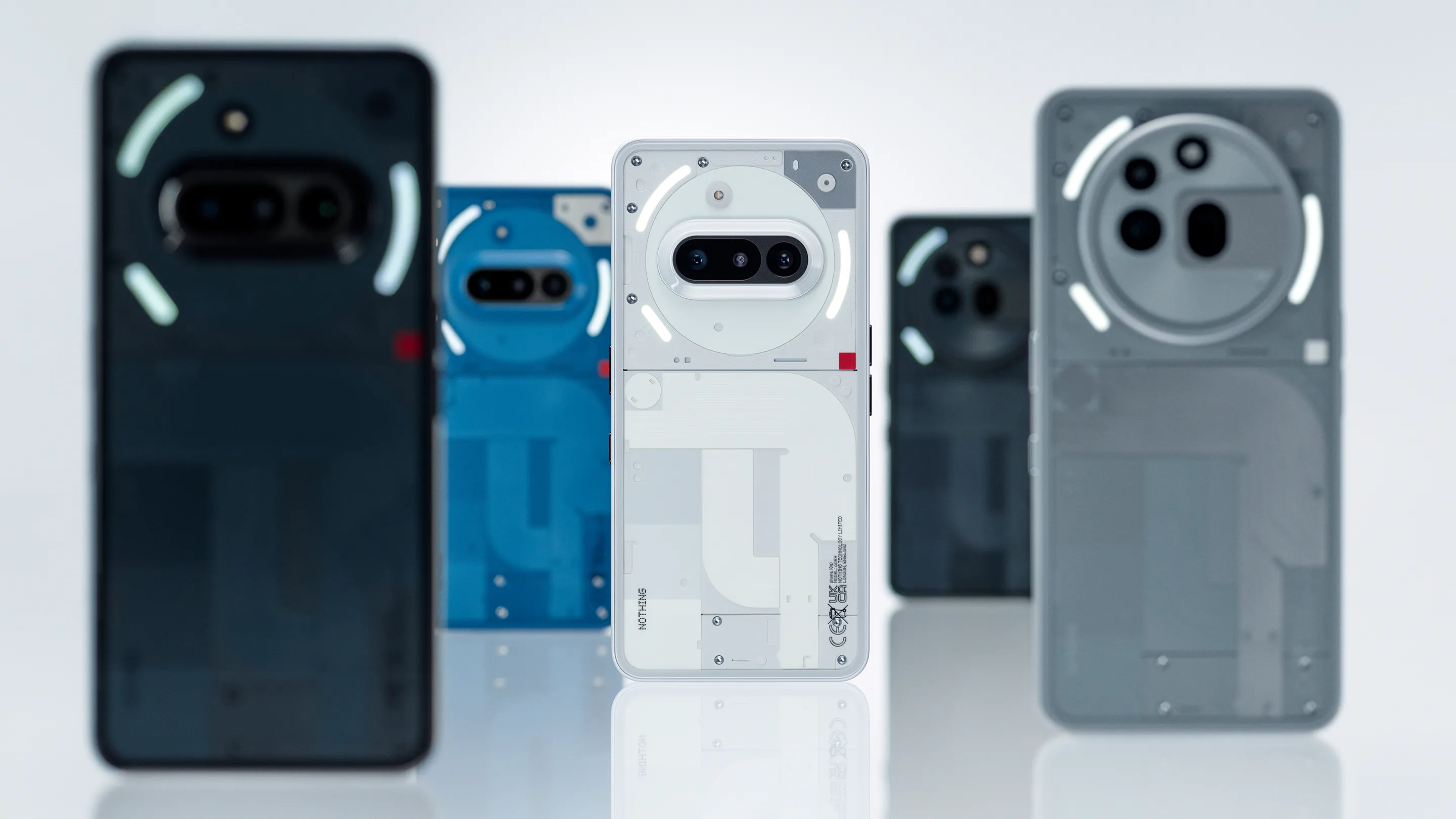 Tổng thể Nothing Phone (3a) màu đen với mặt lưng trong suốt và hệ thống đèn LED Glyph độc đáo, nhấn mạnh thiết kế đặc trưng của Nothing