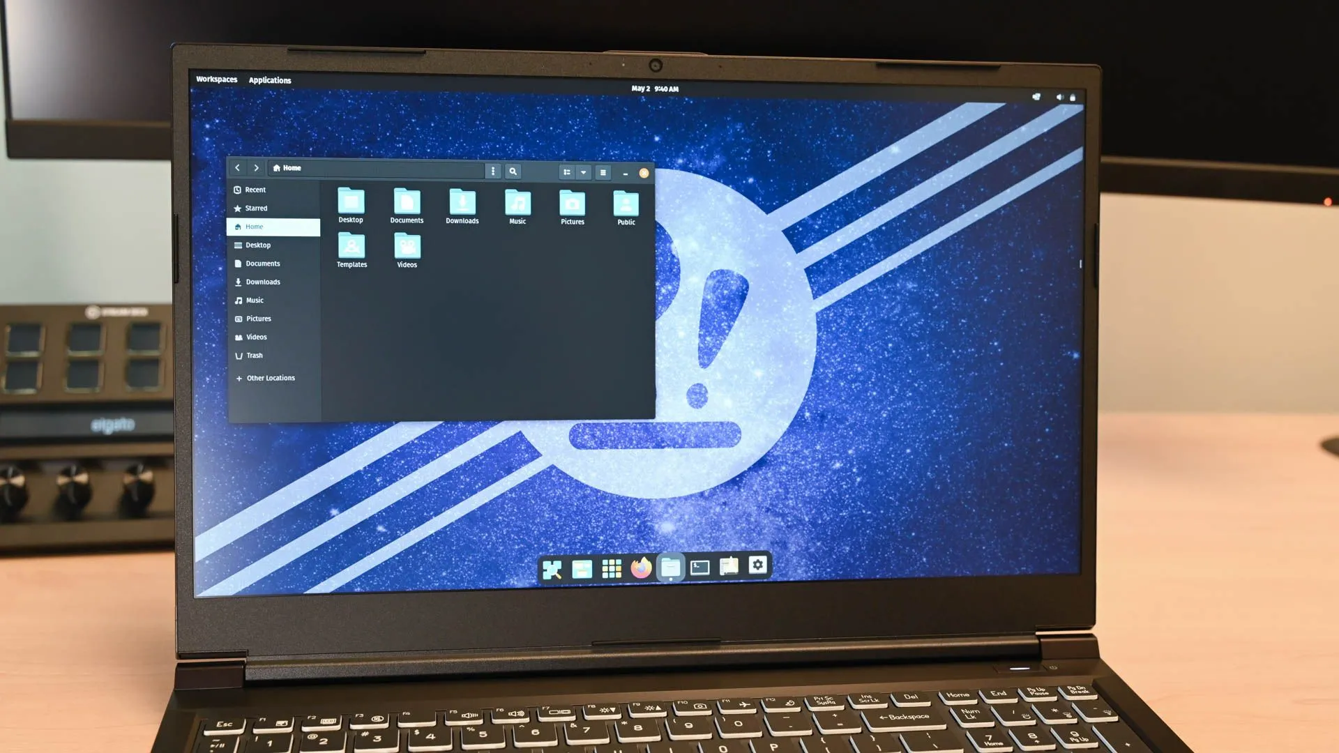Trình quản lý tệp mở trên laptop System76 Gazelle, minh họa môi trường Wayland.
