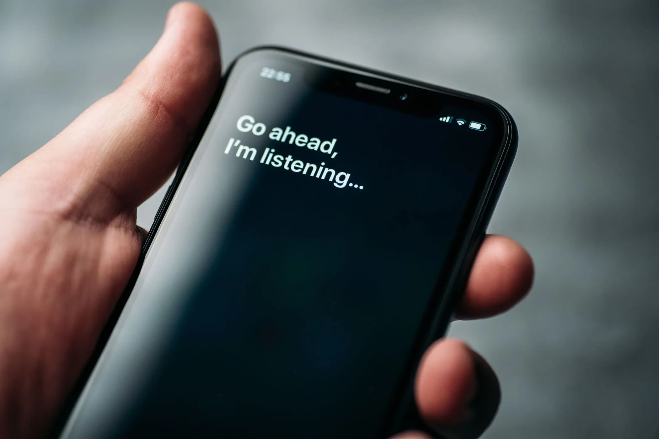 Trợ lý ảo Siri hiển thị trên màn hình iPhone, minh họa tính năng AI và khả năng tương tác thông minh của hệ sinh thái Apple.