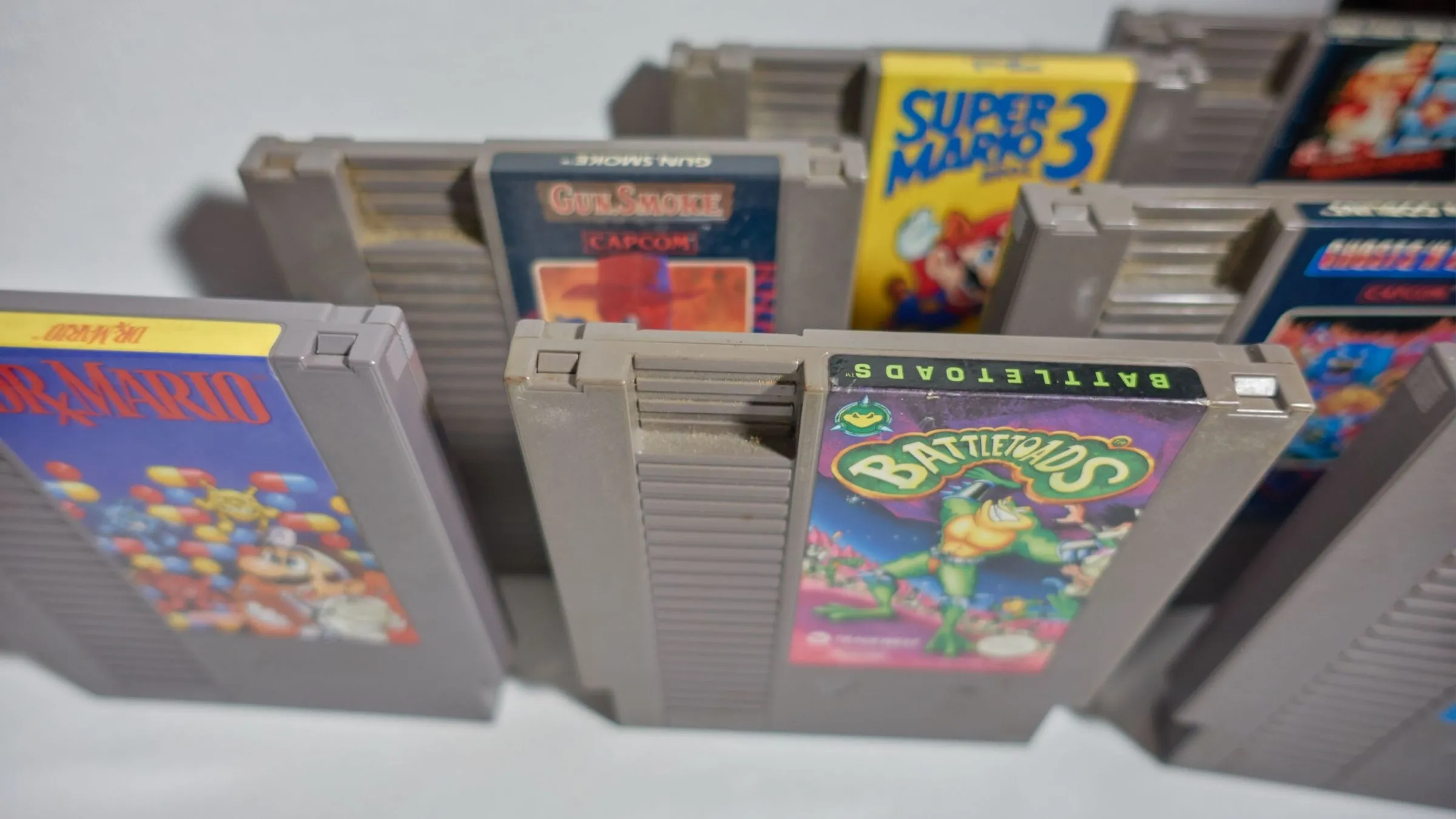Tuyển tập băng game cổ điển NES, trong đó có tựa game khó Battletoads, minh họa kích thước lớn của băng NES