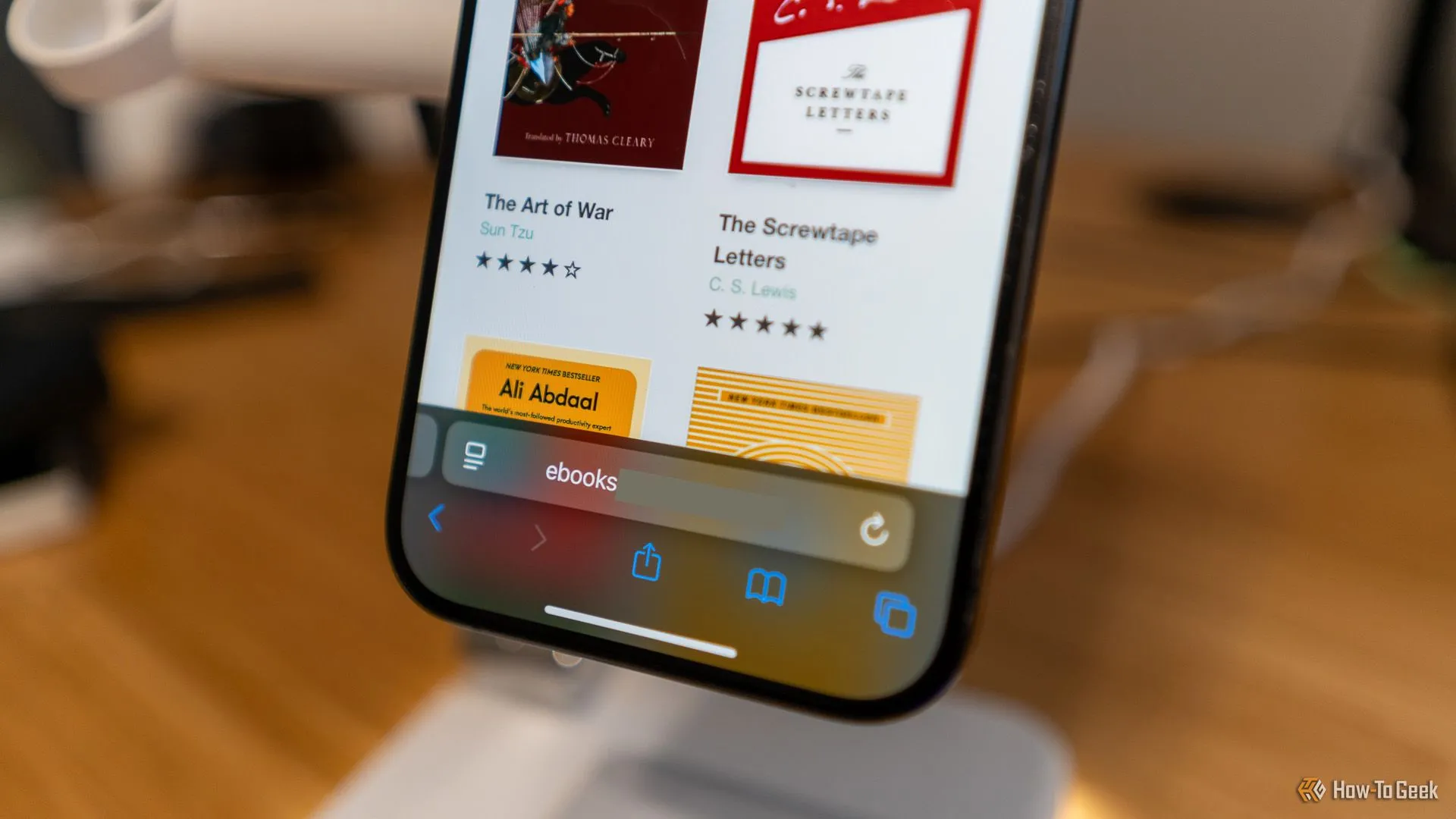 Ứng dụng Calibre online eBook reader tự lưu trữ trên iPhone, hiển thị giao diện người dùng với hiệu ứng trong suốt