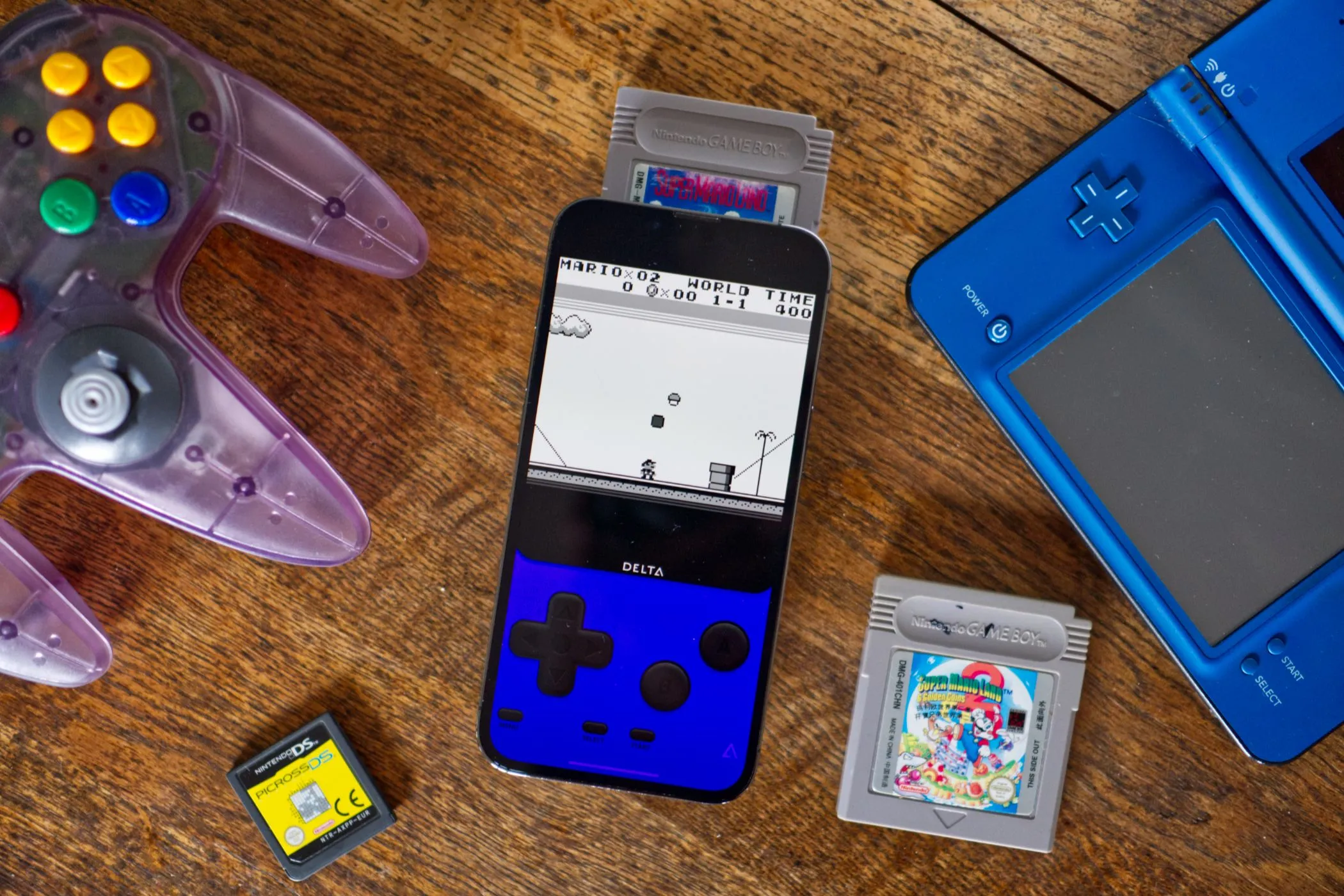 Ứng dụng giả lập Delta trên iPhone, cùng tay cầm Nintendo 64, máy Nintendo DSi và các băng game, biểu trưng cho việc chơi game Nintendo cổ điển trên iPhone.