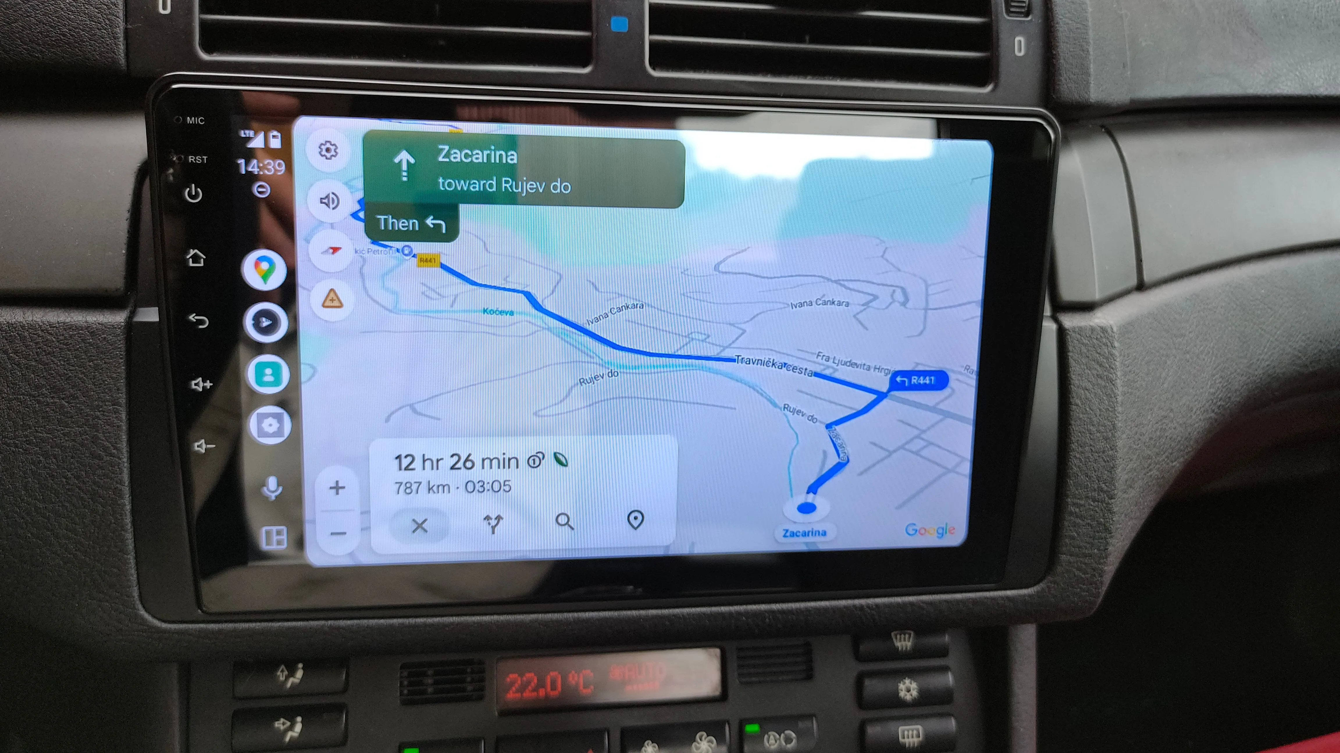 Ứng dụng Google Maps đang chạy trên màn hình Android ô tô hậu mãi.