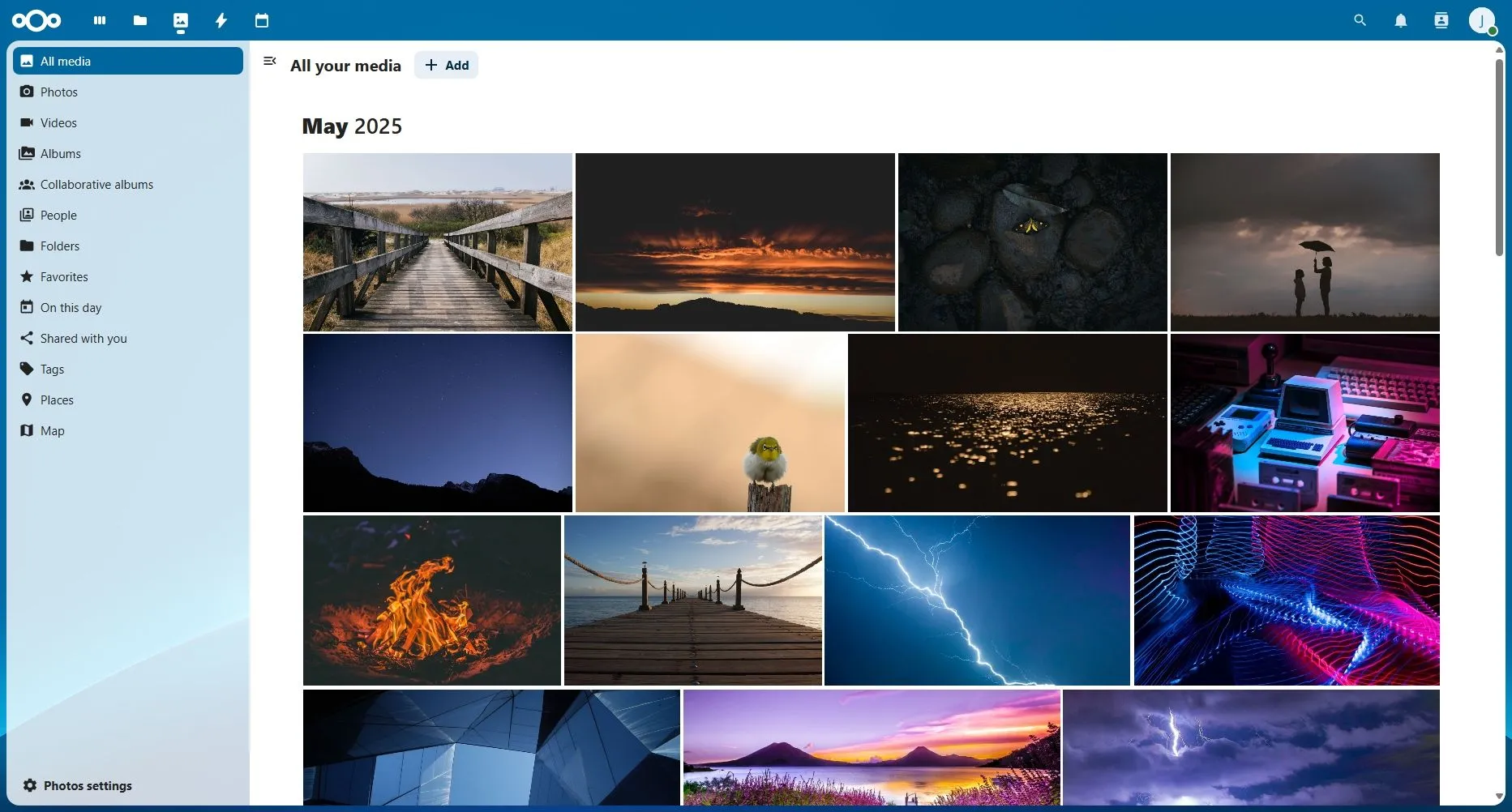 Ứng dụng Nextcloud Photos hiển thị thư viện ảnh cá nhân được sắp xếp theo dòng thời gian và các album.
