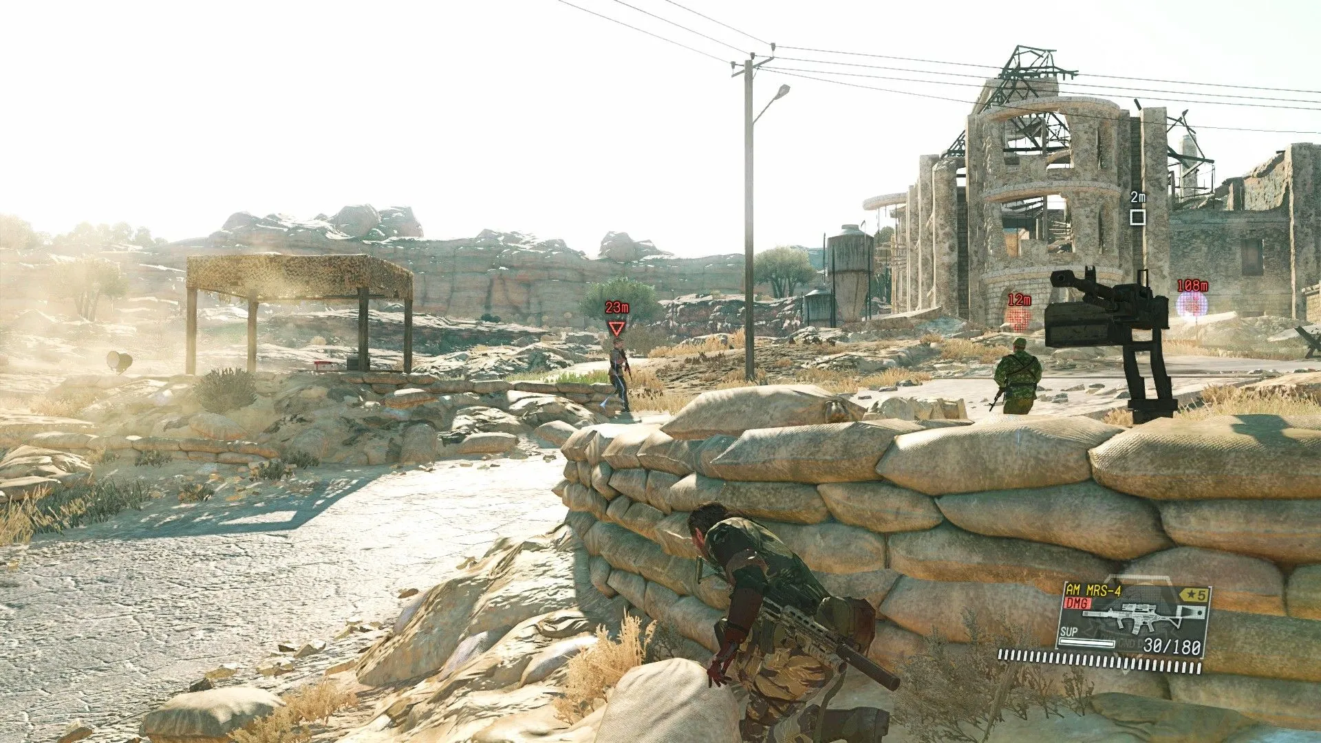 Venom Snake ẩn nấp sau vật chắn trong Metal Gear Solid V The Phantom Pain, thể hiện kỹ năng tàng hình.