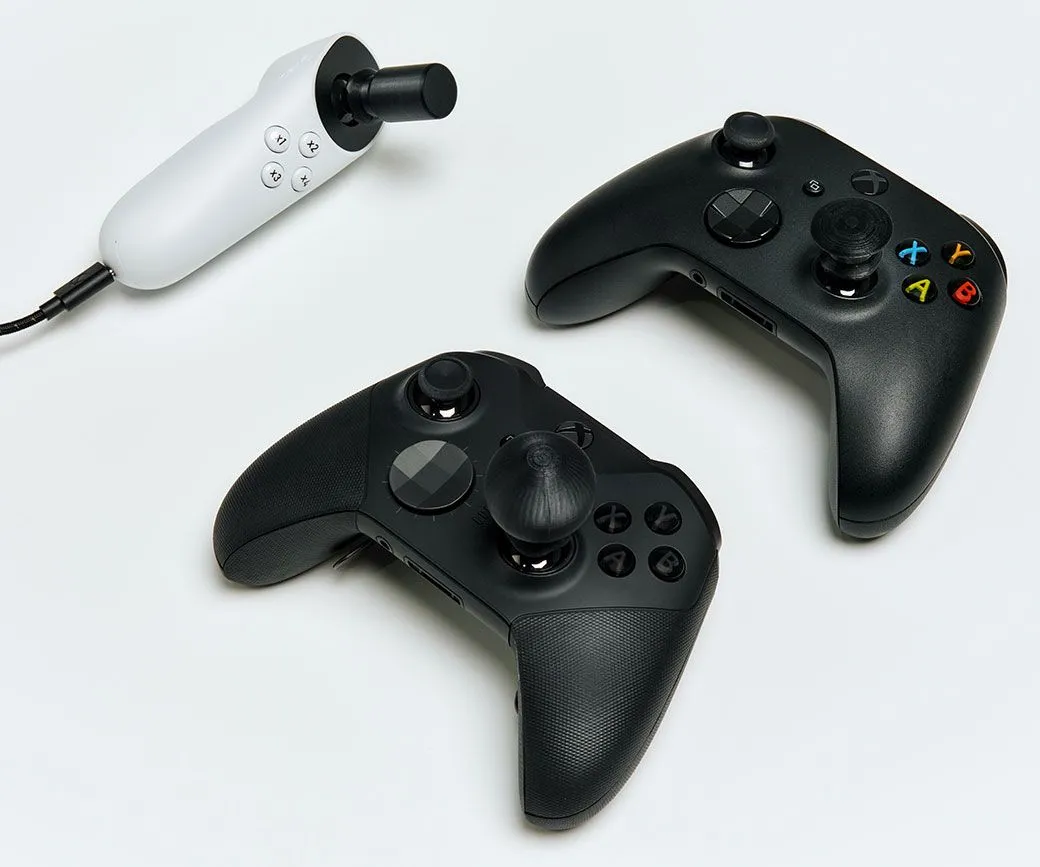 Ví dụ các topper tùy chỉnh được gắn trên tay cầm Xbox tiêu chuẩn, mở rộng khả năng điều khiển cá nhân hóa