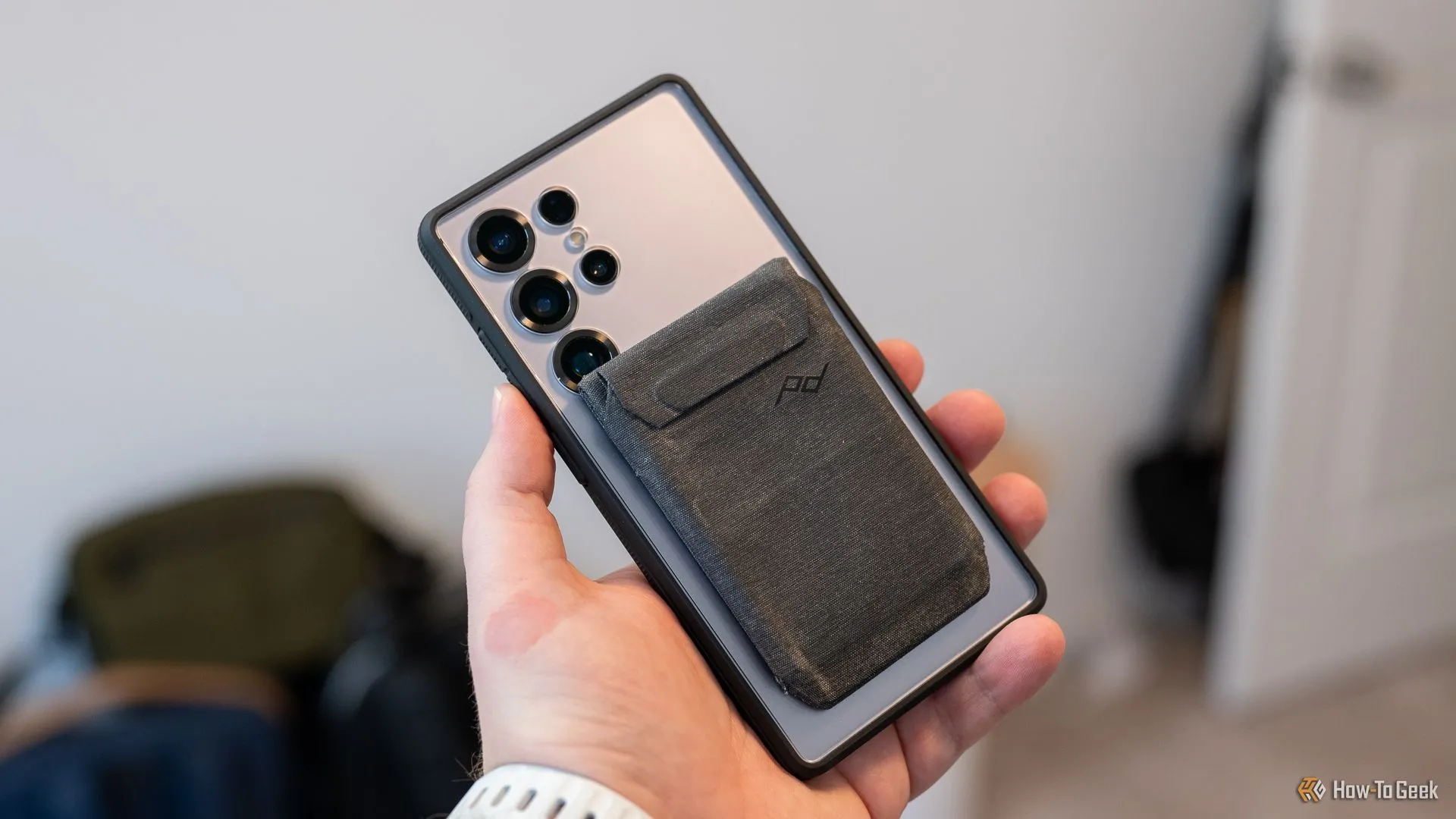 Ví Peak Design Mobile gắn trên ốp dbrand Ghost 2.0 của Samsung Galaxy S25 Ultra