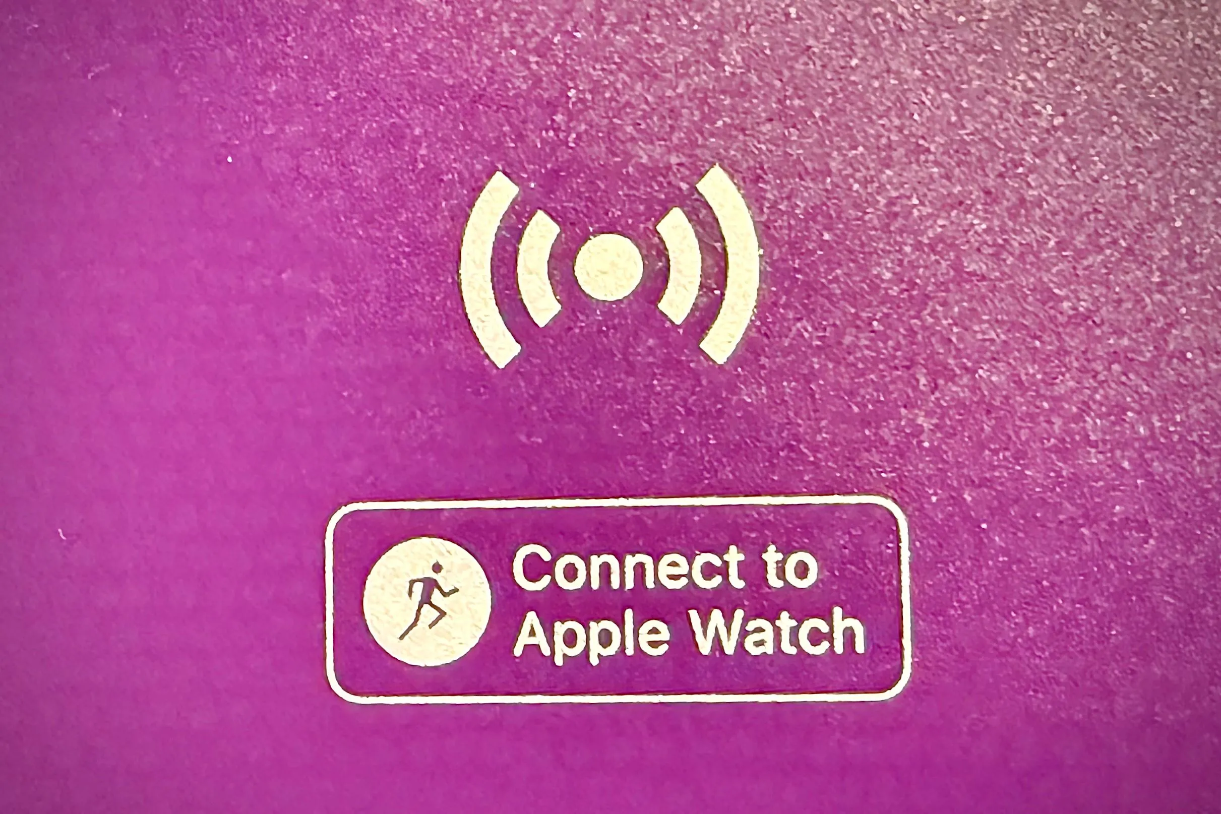 Vị trí đầu đọc NFC "Connect to Apple Watch" trên thiết bị tập gym tương thích