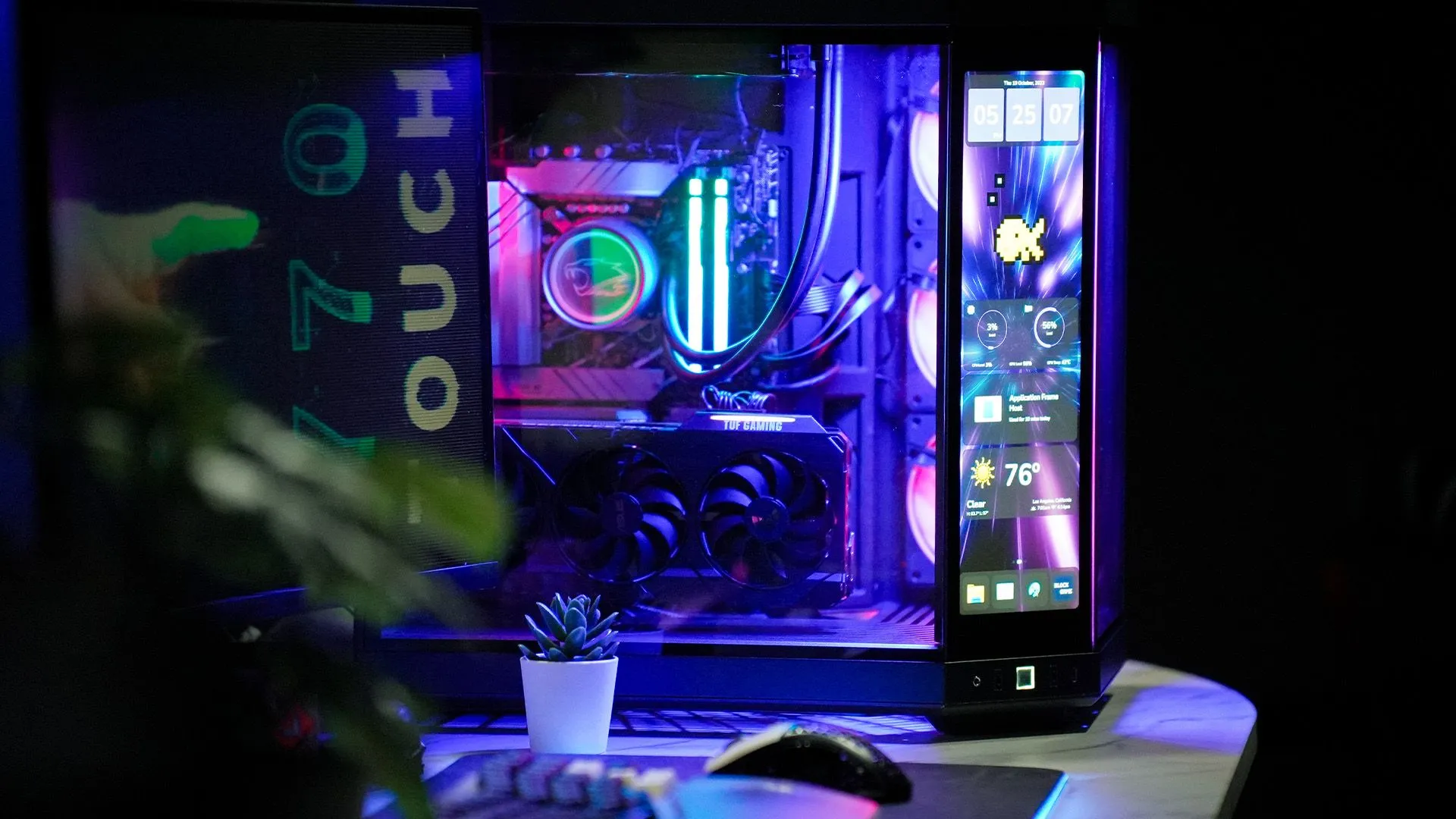 Vỏ máy tính HYTE Y70 Touch màu đen với màn hình cảm ứng tích hợp, thể hiện thiết kế case hiện đại ảnh hưởng đến luồng khí PC.