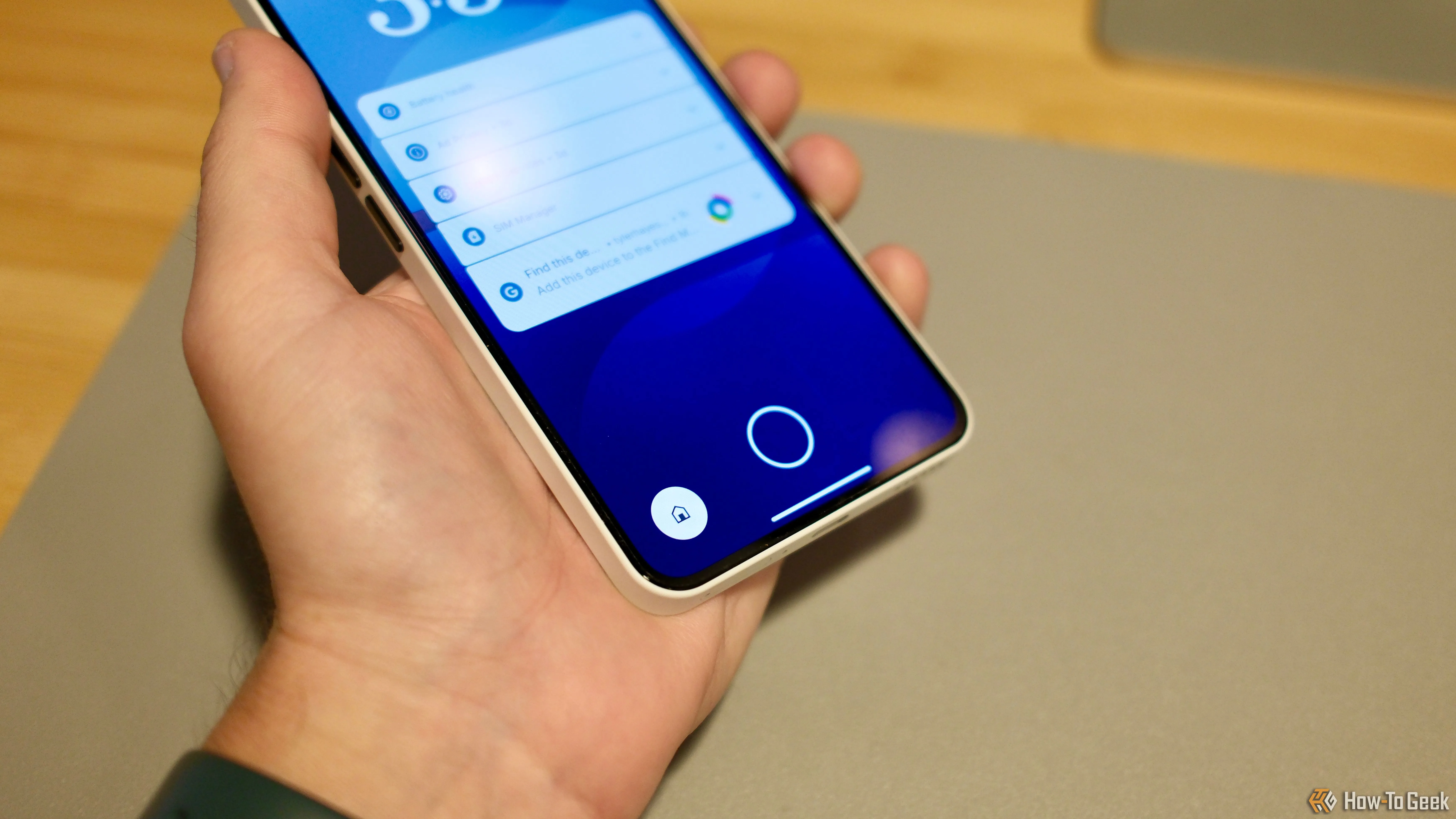 Vòng tròn cảm biến vân tay dưới màn hình của Nothing Phone (3a) sáng lên