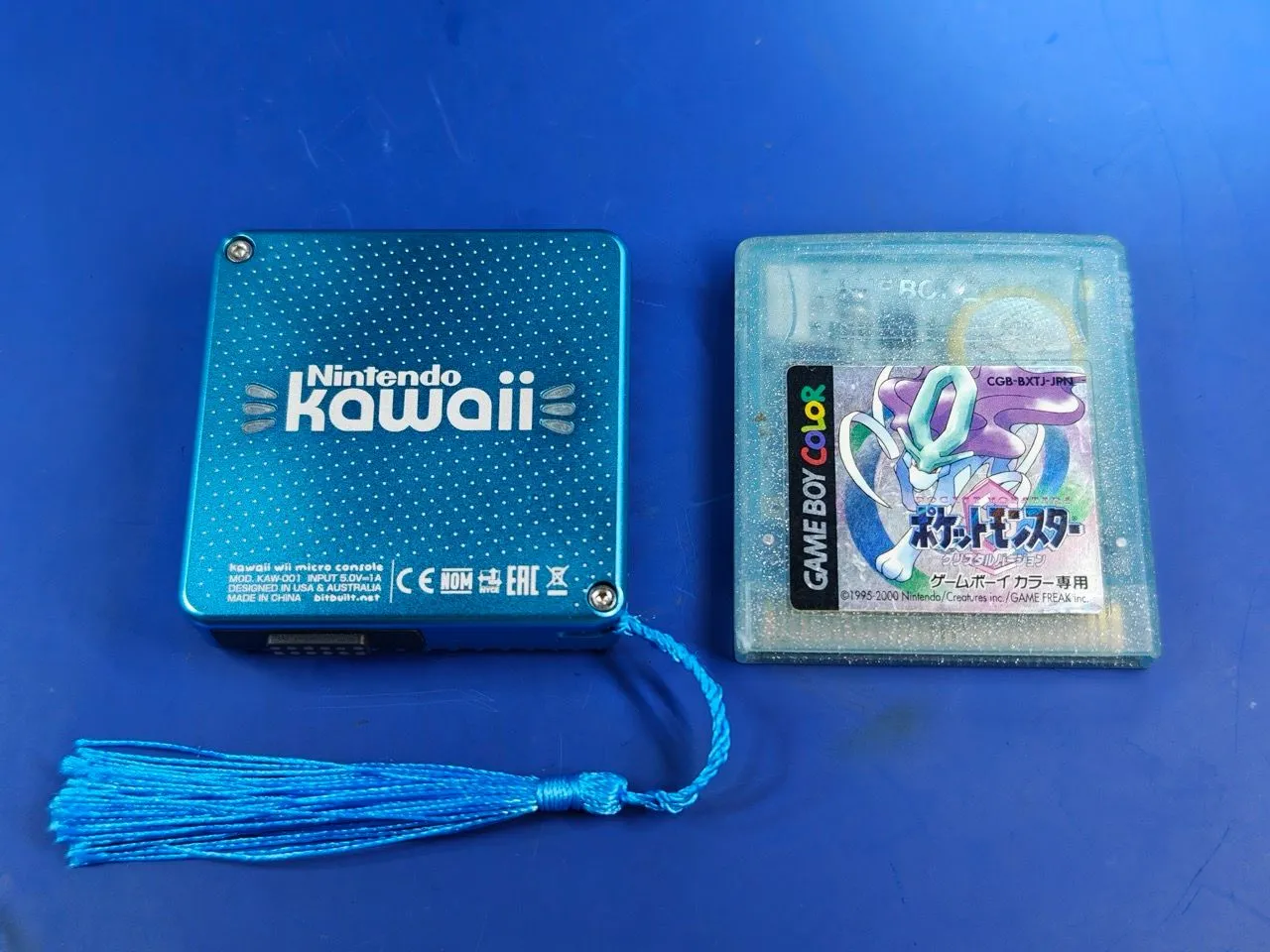 Wii Kawaii mod cạnh băng Game Boy, thể hiện kích thước siêu nhỏ của console và sự tinh xảo trong thiết kế.