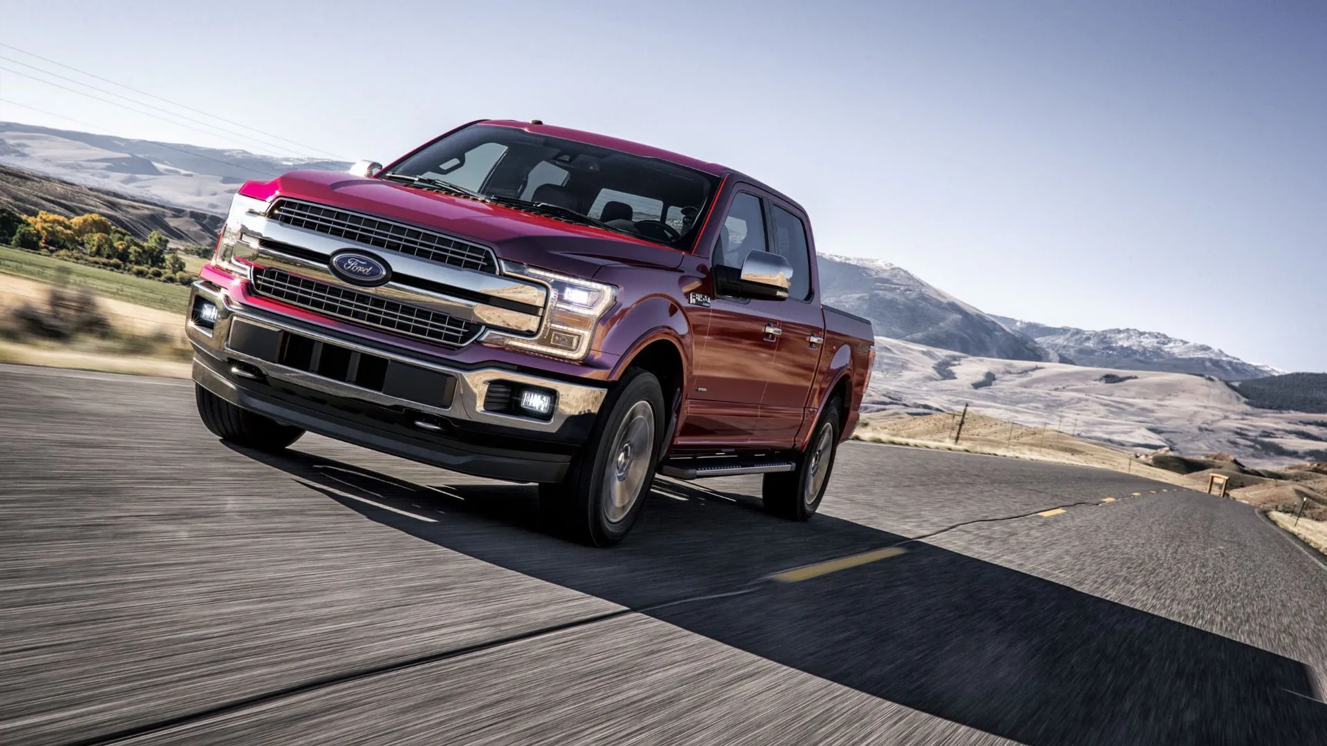 Xe bán tải Ford F-150 phiên bản Lariat Chrome đang chạy trên đường đất, đối mặt với vụ kiện về hộp số lỗi