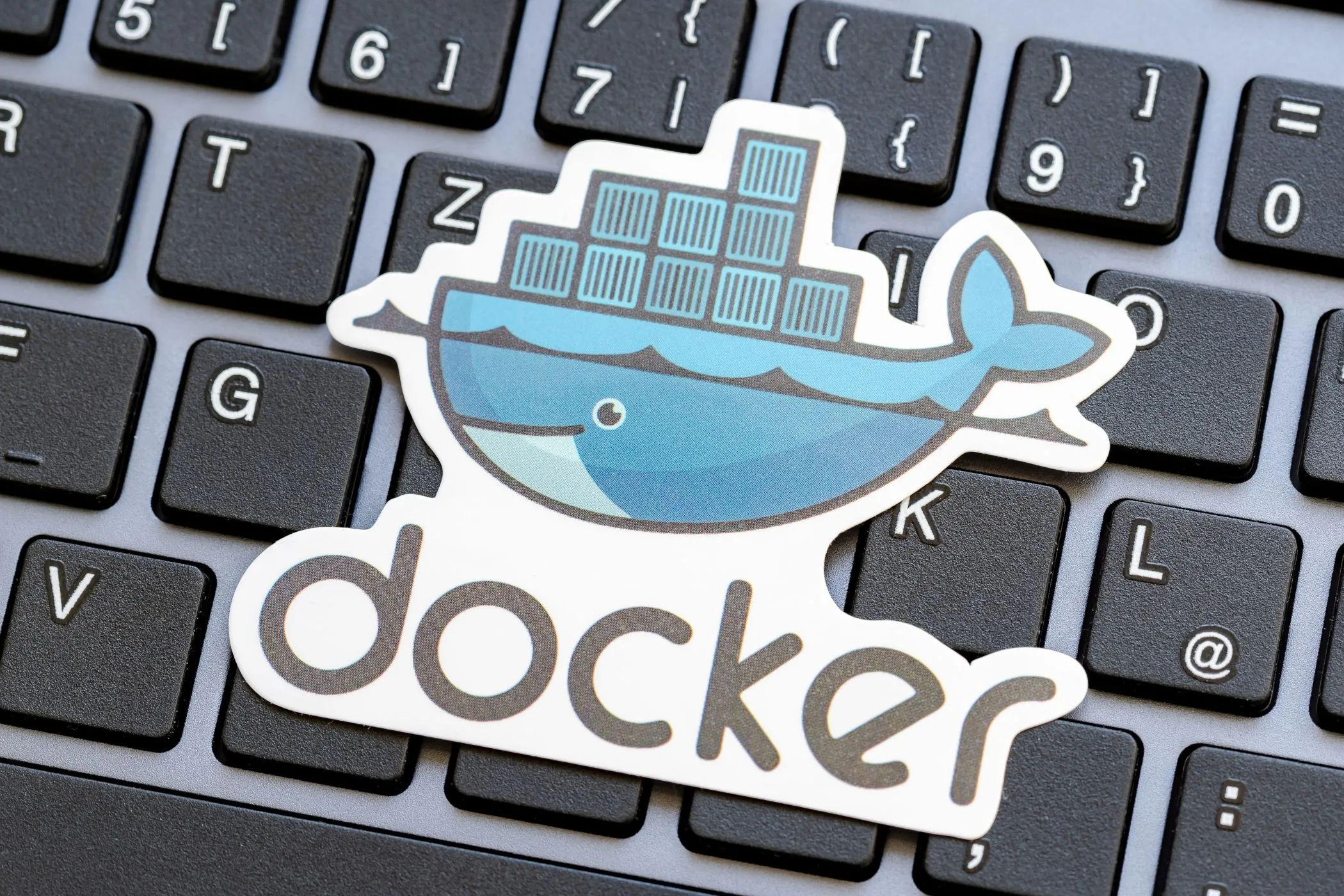 Biểu tượng Docker trên bàn phím máy tính xách tay, thể hiện sự đơn giản trong tự host.