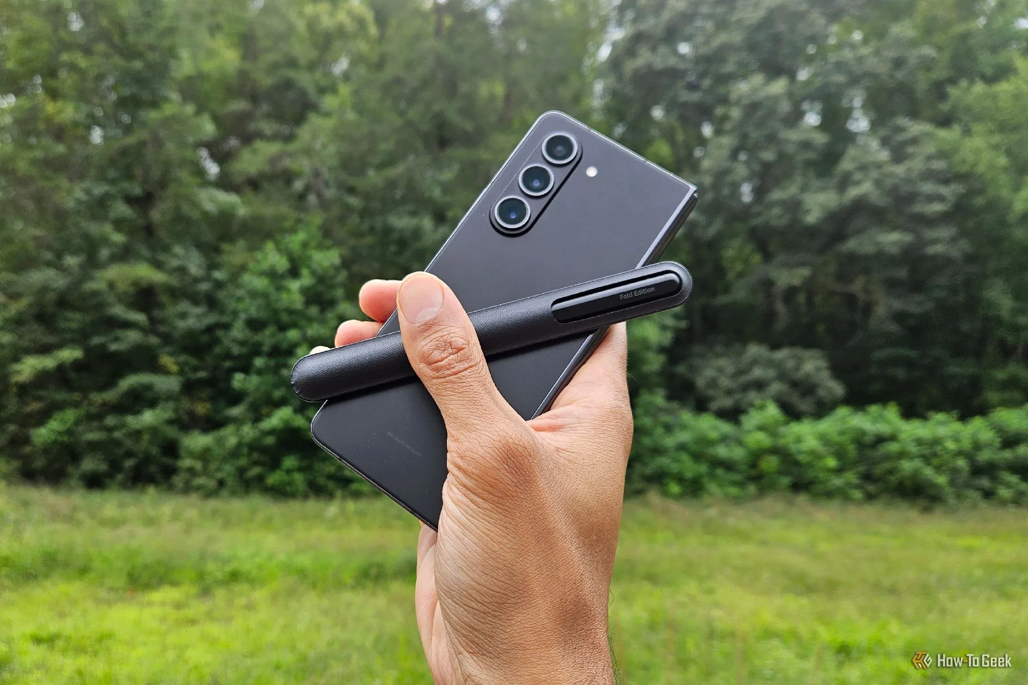 Bút S Pen Fold Edition đặt cạnh Samsung Galaxy Z Fold 5, minh họa sự tiện lợi khi sử dụng