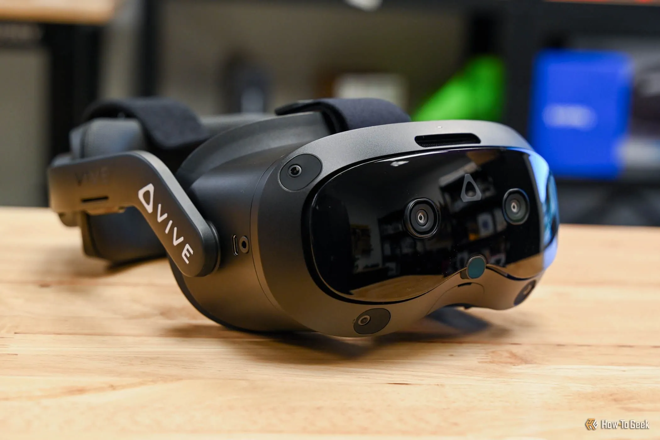 Chi tiết camera và cảm biến trên tai nghe thực tế ảo HTC VIVE Focus Vision