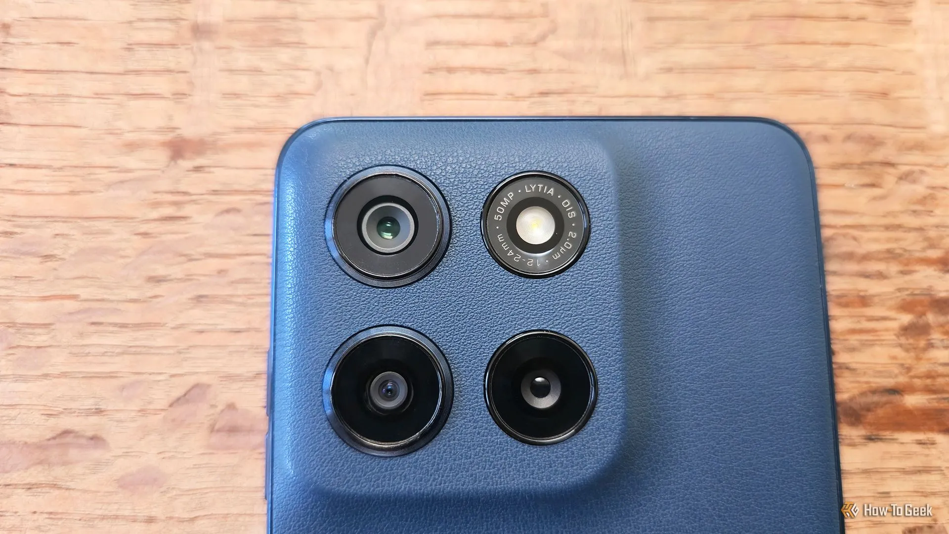 Cụm camera kép 50MP của Motorola Moto G Stylus (2025) phía sau