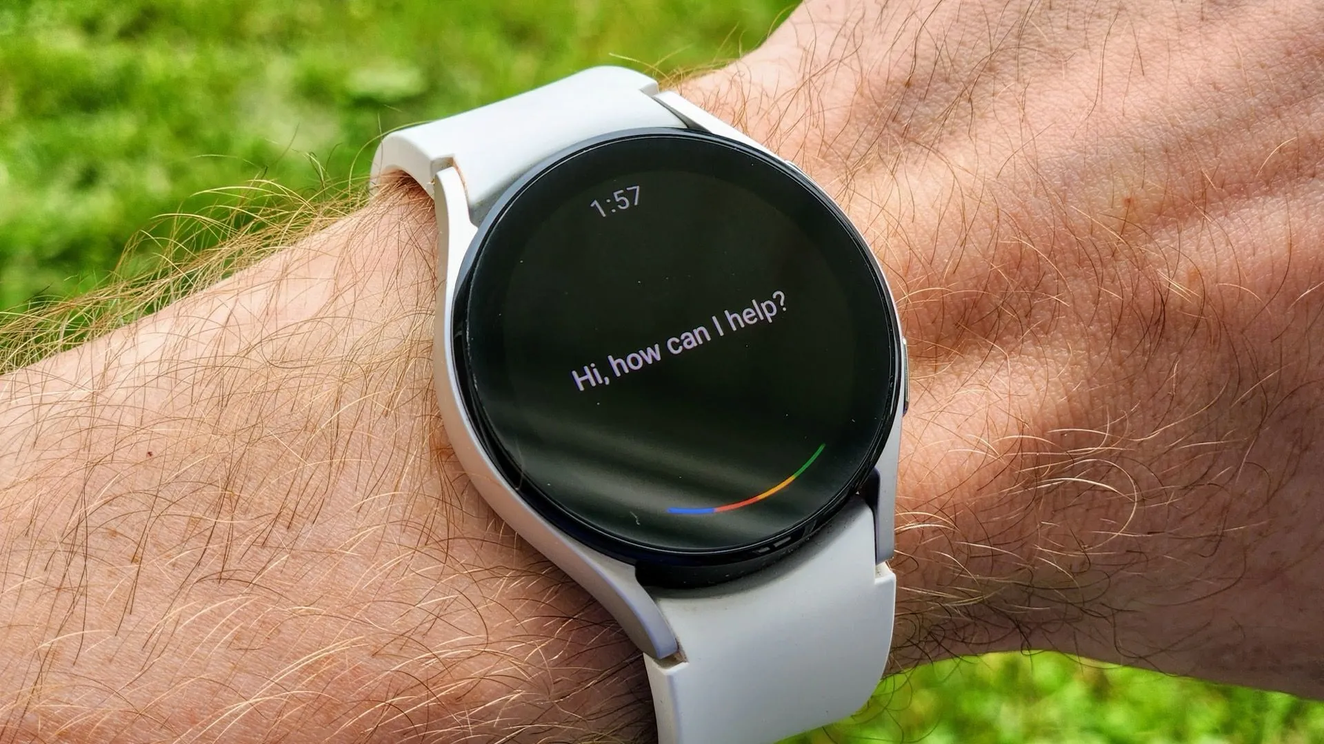 Đồng hồ thông minh WearOS hiển thị Google Assistant, sắp được thay thế bằng Gemini