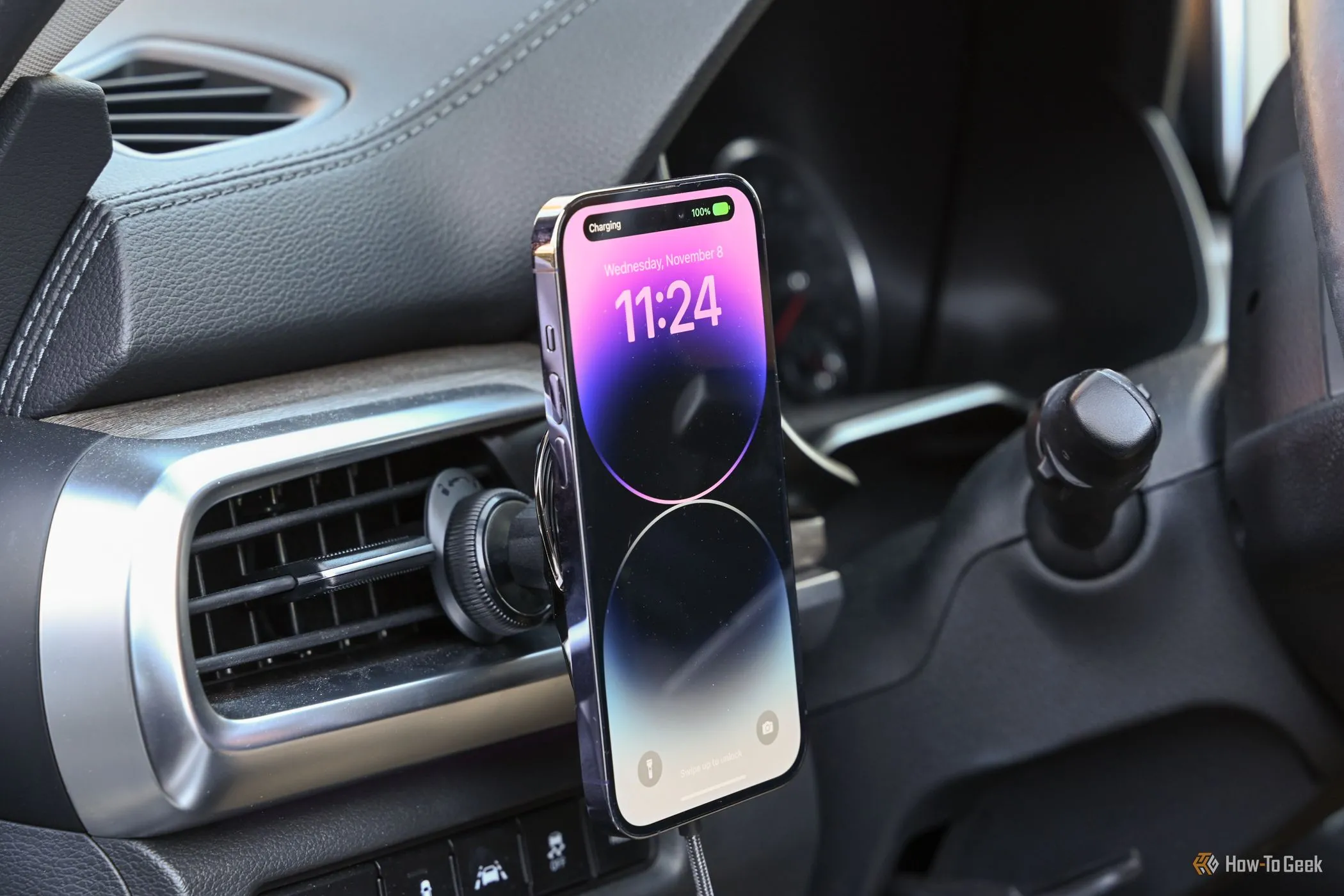 Giá đỡ điện thoại trên ô tô, đối lập với trải nghiệm tích hợp của Apple CarPlay.