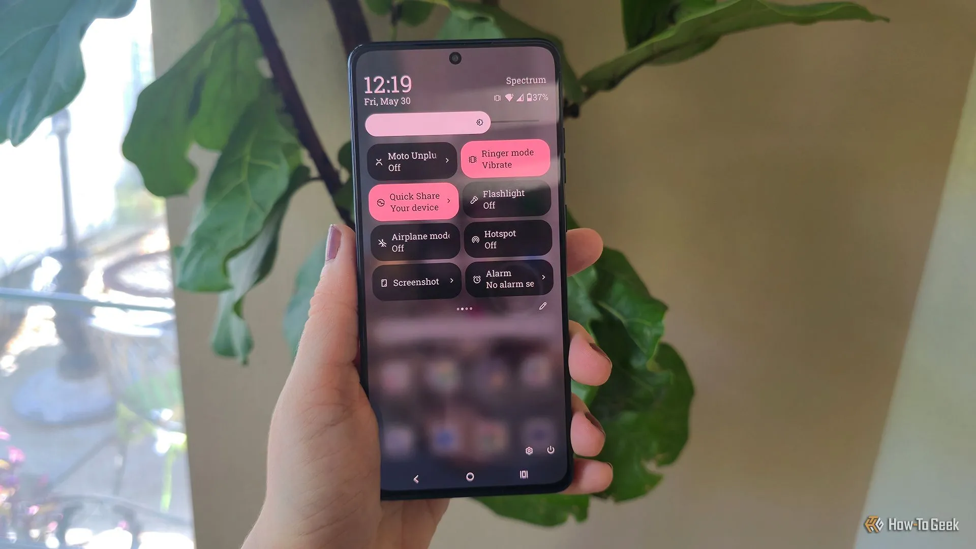 Giao diện Android 15 trên Motorola Moto G Stylus (2025) với bảng điều khiển nhanh