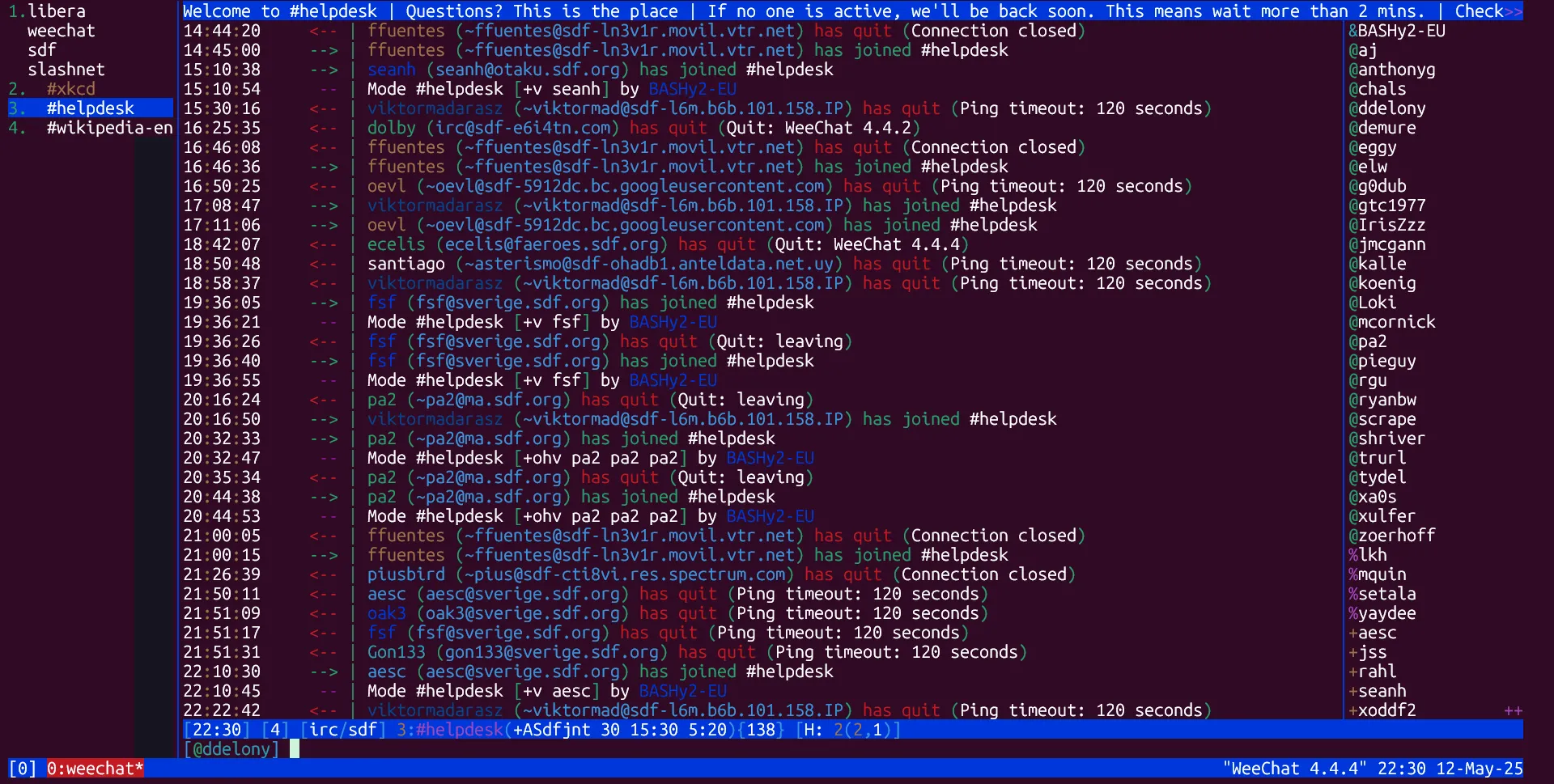 Giao diện tmux tùy chỉnh màu sắc đang chạy ứng dụng IRC Weechat trên một tài khoản shell, minh họa khả năng duy trì phiên làm việc.