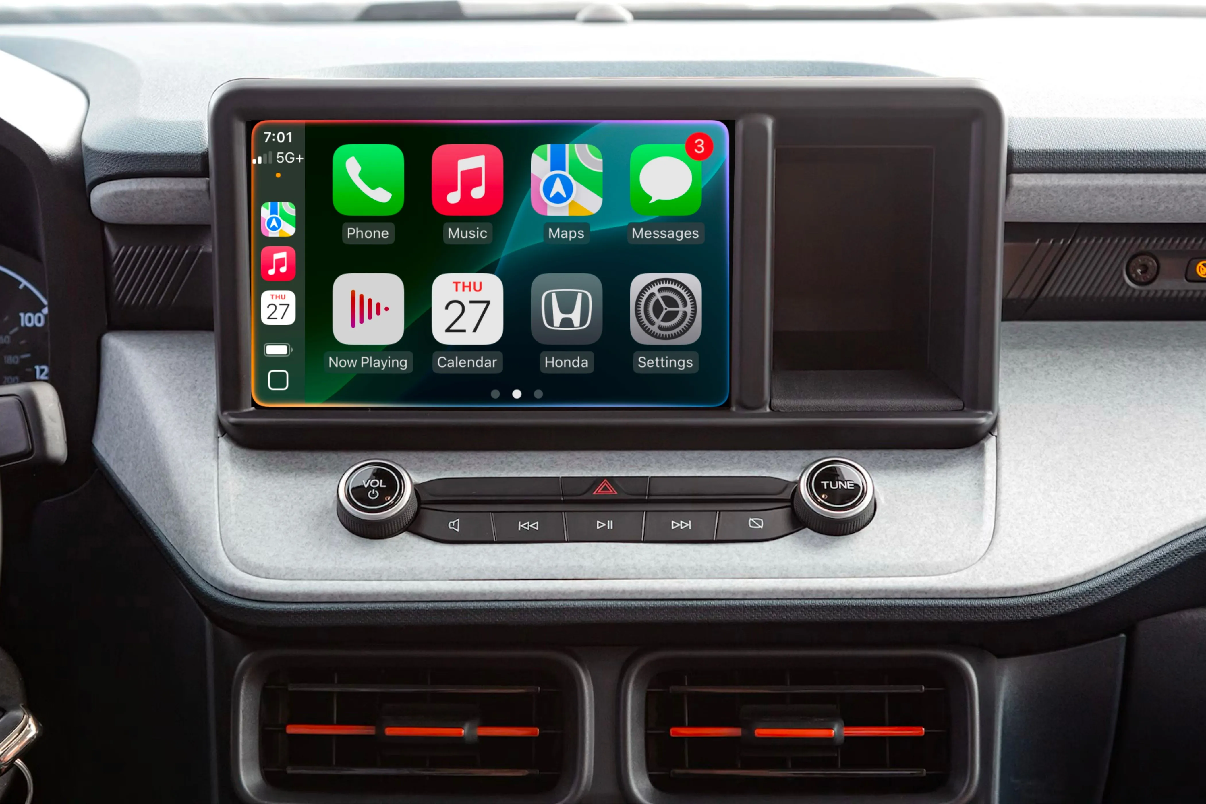 Hình ảnh Siri với hiệu ứng phát sáng trên màn hình CarPlay khi Apple Intelligence được bật, hỗ trợ ra lệnh bằng giọng nói.