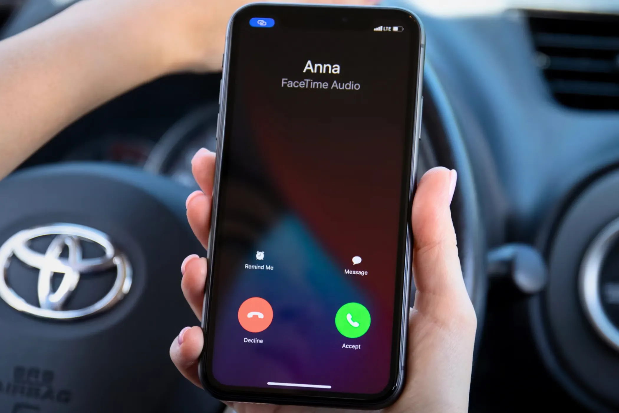 iPhone 11 đang nhận cuộc gọi FaceTime, minh họa chức năng gọi điện thoại trên thiết bị di động Apple.