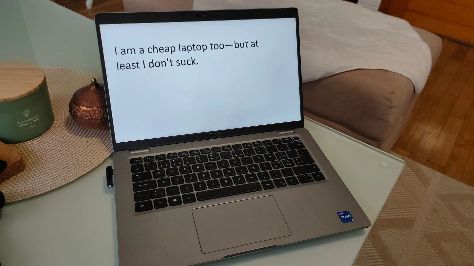 Laptop Dell Latitude 5420 trên bàn làm việc, gợi ý lựa chọn laptop cảm ứng đã qua sử dụng.