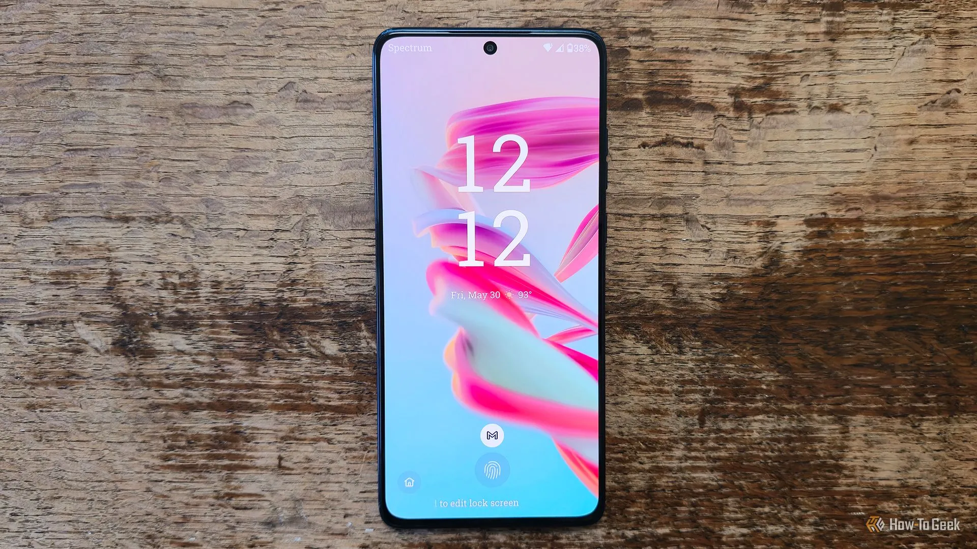 Màn hình AMOLED khóa của Motorola Moto G Stylus (2025) hiển thị hình ảnh sắc nét