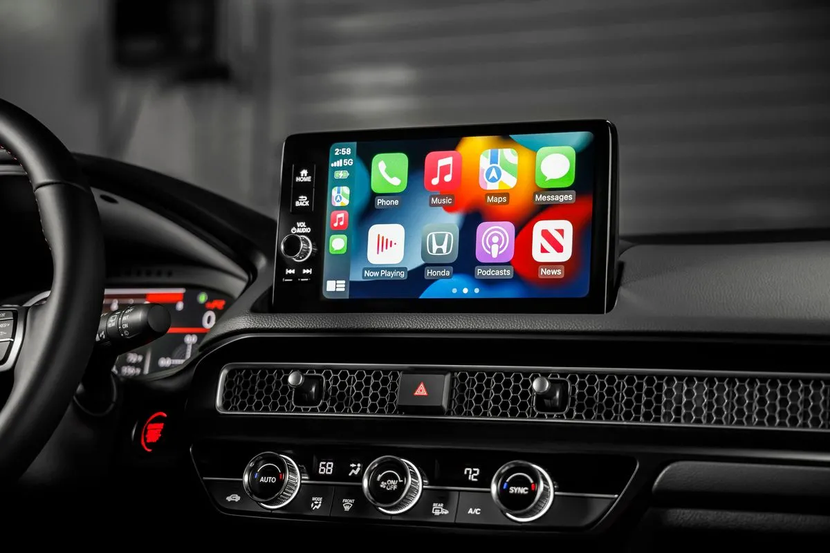 Màn hình infotainment của Honda Civic Type-R 2023 đang hiển thị Apple CarPlay không dây tiện lợi.