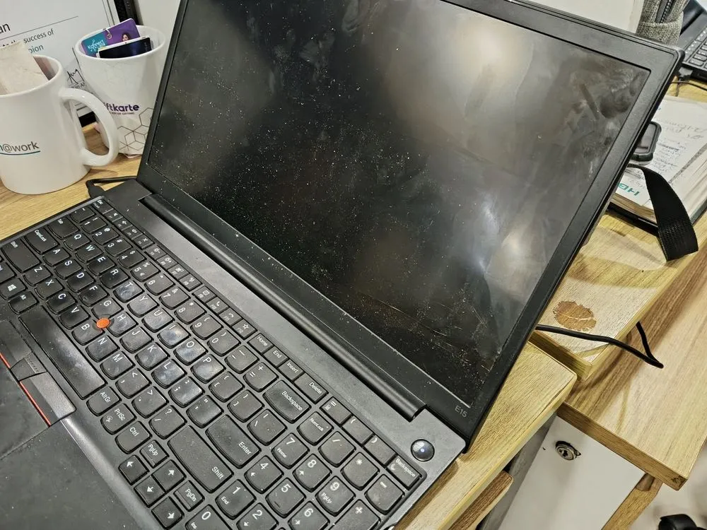 Màn hình laptop bị bám đầy vết vân tay và bụi bẩn, thể hiện nhược điểm của màn hình cảm ứng.