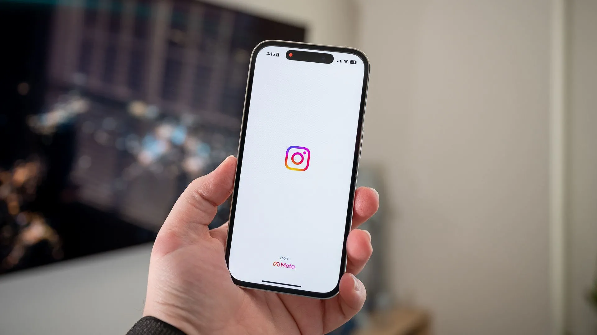 Màn hình tải ứng dụng Instagram trên iPhone 14 Pro, minh họa trải nghiệm xem video ngắn trên di động.