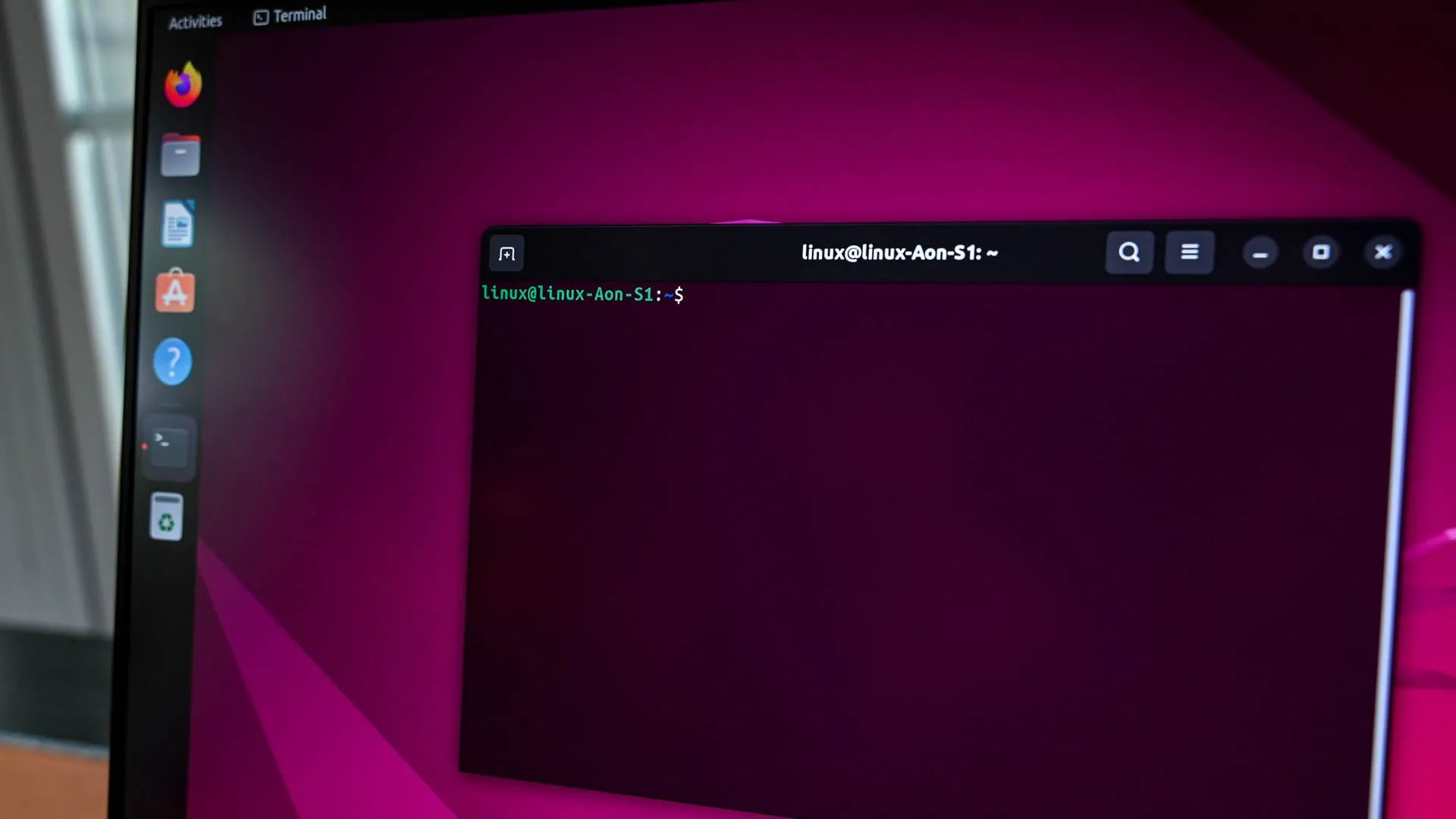 Màn hình terminal Linux trống, sẵn sàng cho việc nhập lệnh và khởi tạo phiên tmux.