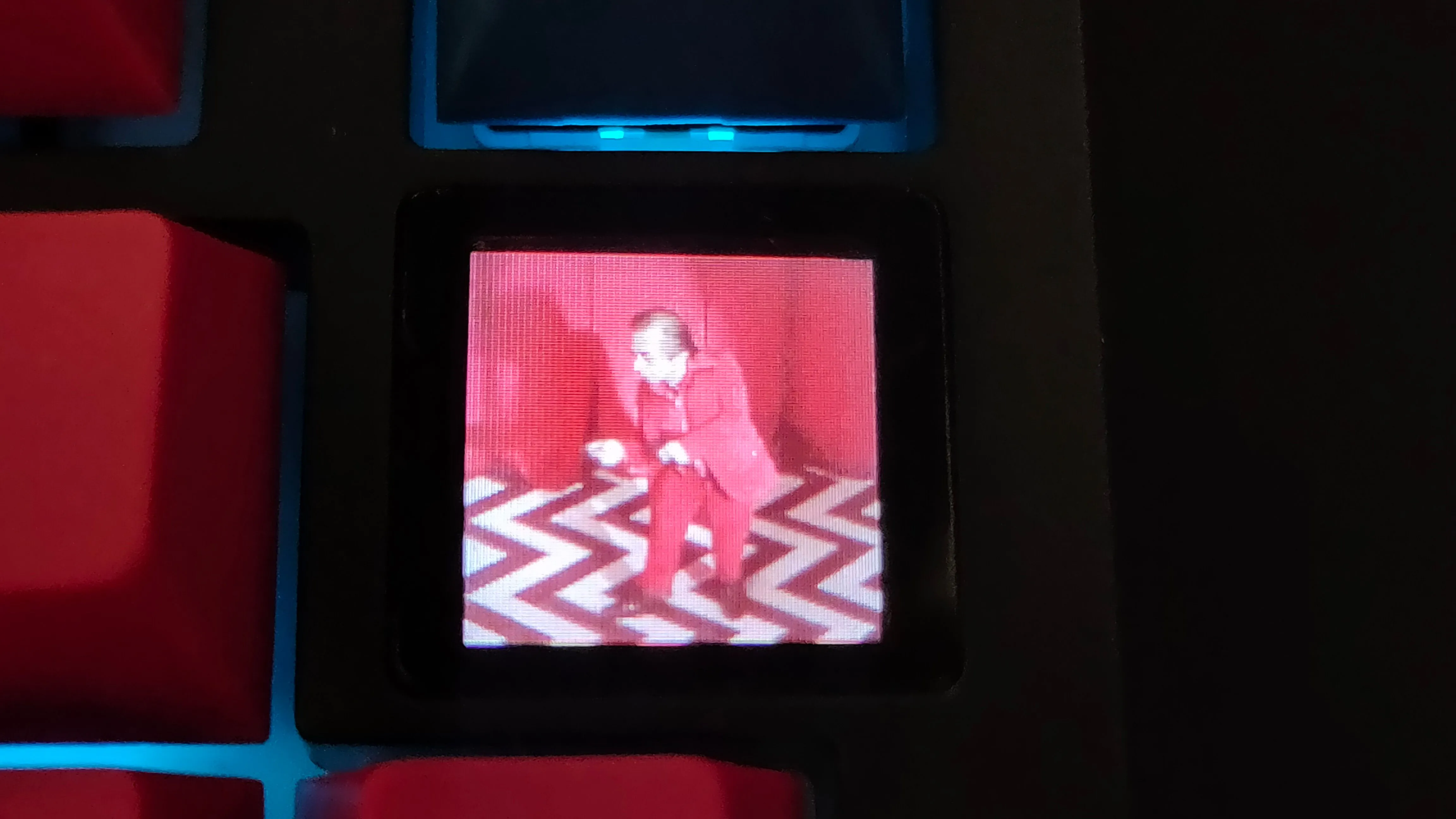 Màn hình TFT trên bàn phím Ajazz AK820 Pro hiển thị GIF.