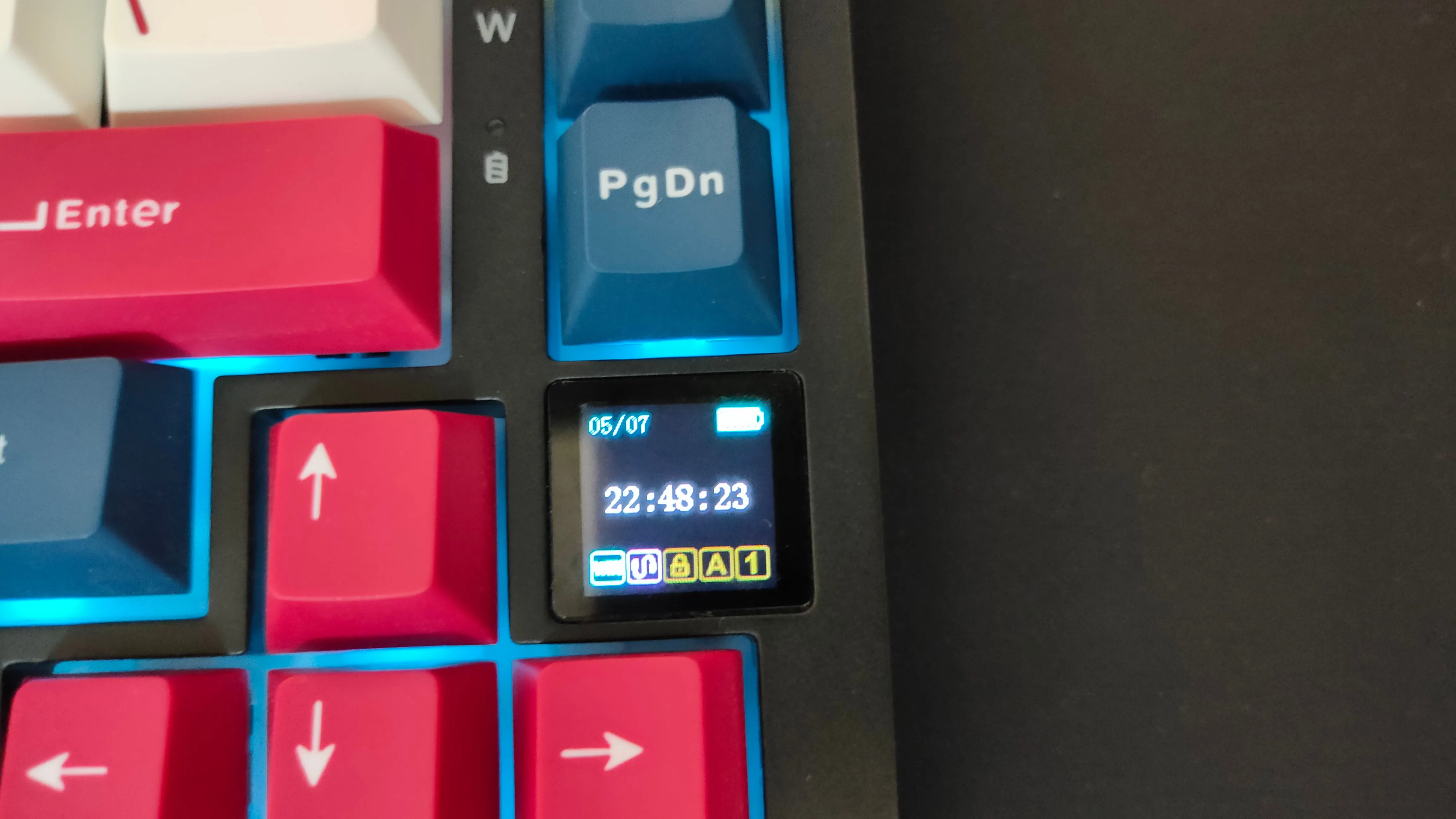 Màn hình trên bàn phím Ajazz AK820 Pro hiển thị đồng hồ, trạng thái kết nối và pin.