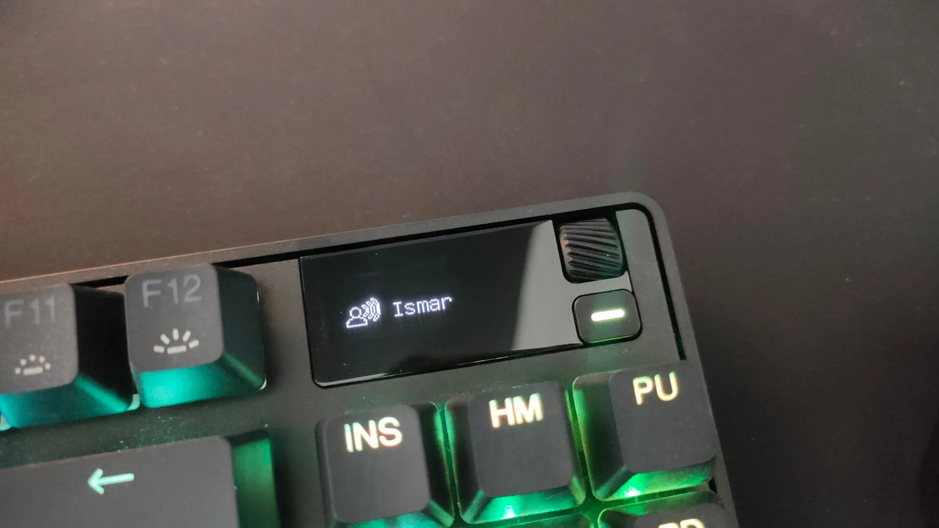 Màn hình trên bàn phím SteelSeries Apex Pro TKL Wireless Gen 3 hiển thị thông tin người nói trên Discord.