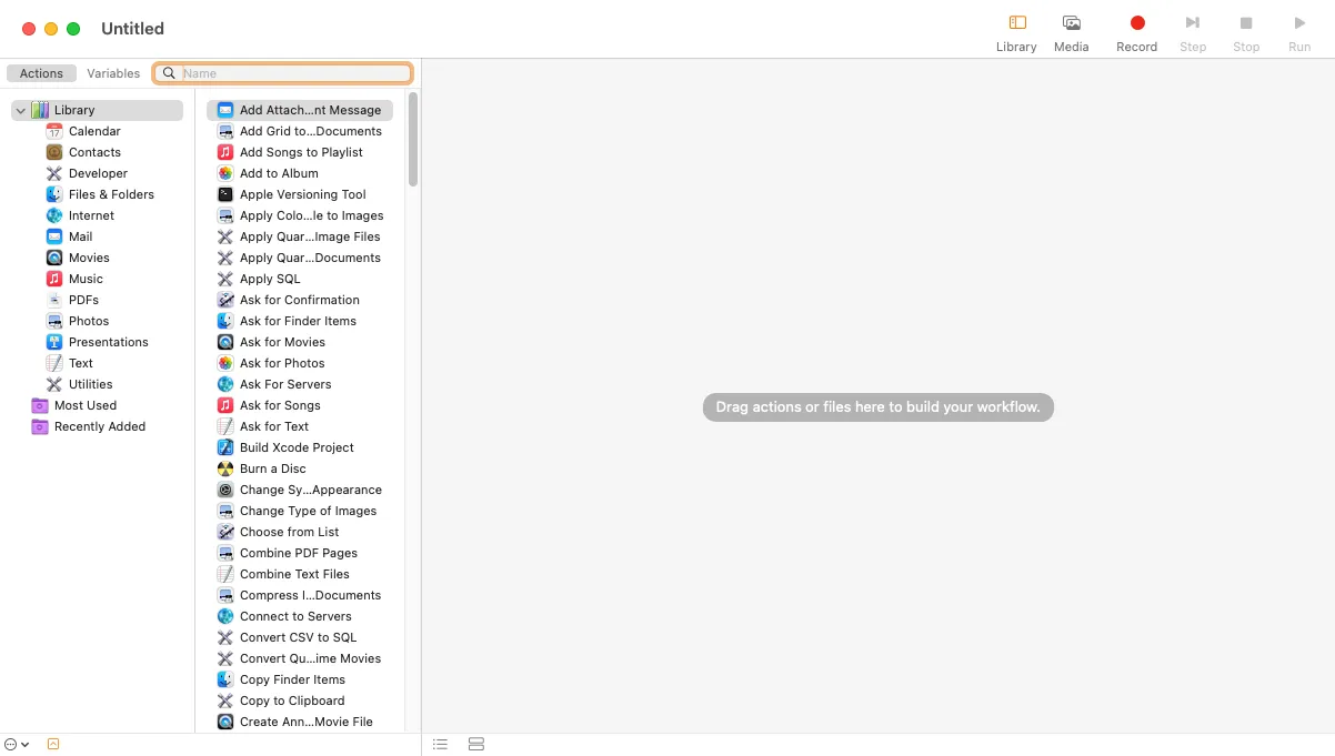 Một Automator script trống trên macOS hiển thị danh sách các danh mục và hành động trong đó.