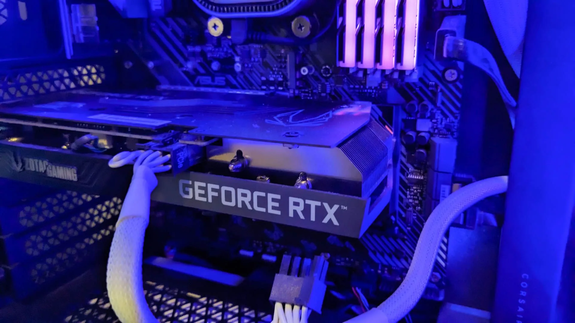Một card đồ họa GeForce trong máy tính, minh họa cho phần cứng mạnh mẽ cần driver độc quyền trên Linux