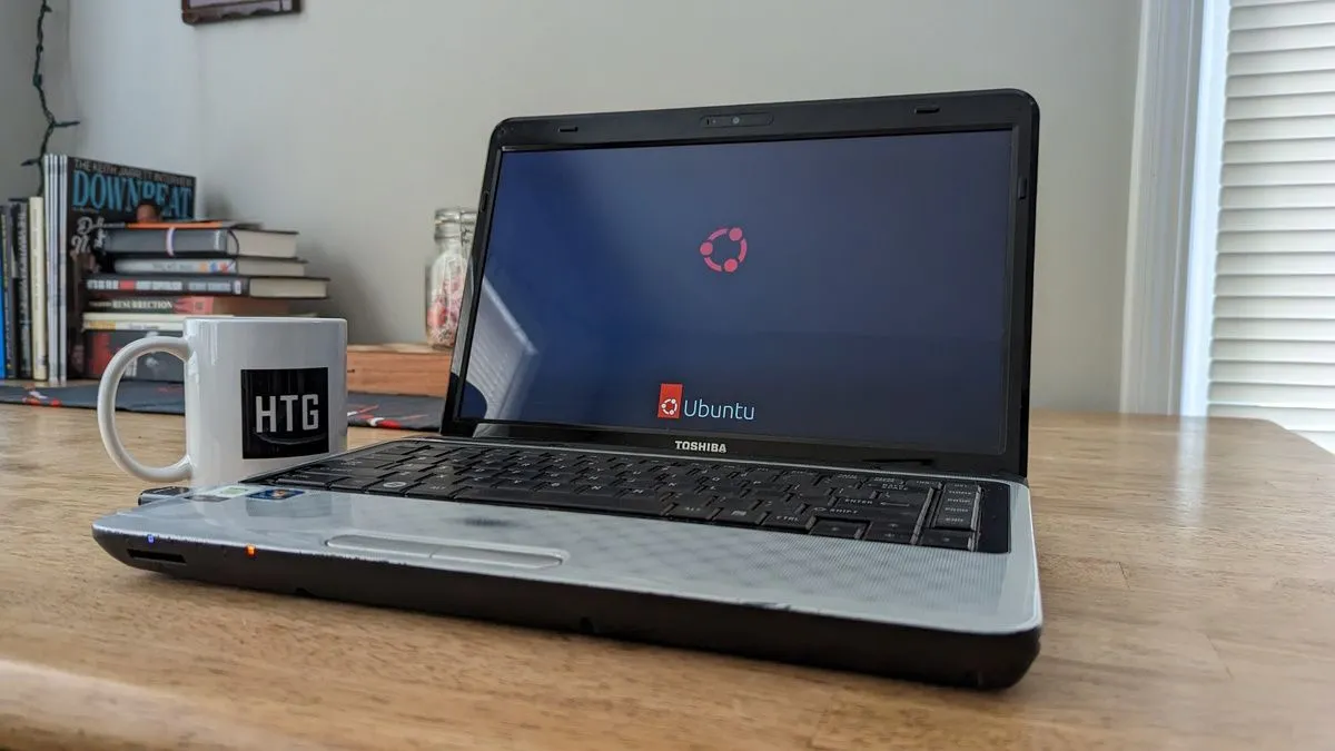 Một chiếc laptop chạy Linux đặt trên bàn, tượng trưng cho môi trường phát triển và làm việc mã nguồn mở