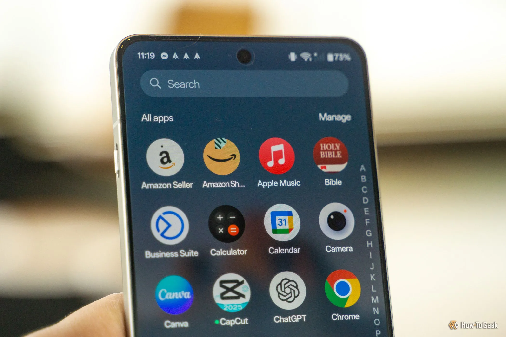 Ngăn kéo ứng dụng của OnePlus 13R với nhiều biểu tượng ứng dụng, tượng trưng cho sự lộn xộn cần dọn dẹp.