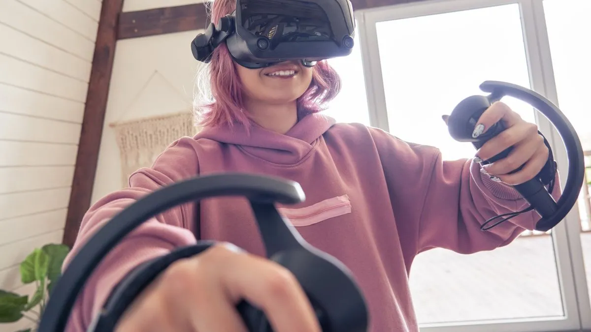 Người chơi tận hưởng trải nghiệm game thực tế ảo với tai nghe Valve Index