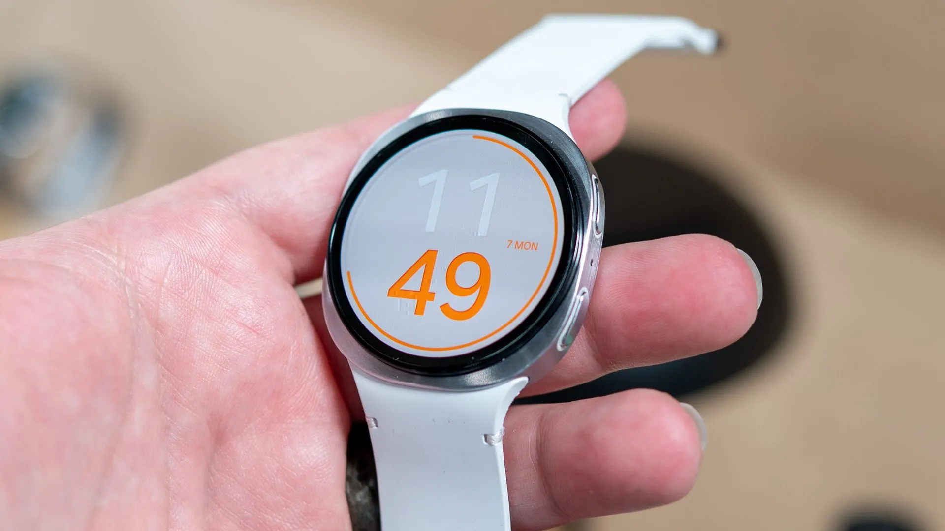 Người dùng đeo Samsung Galaxy Watch 8 trên cổ tay
