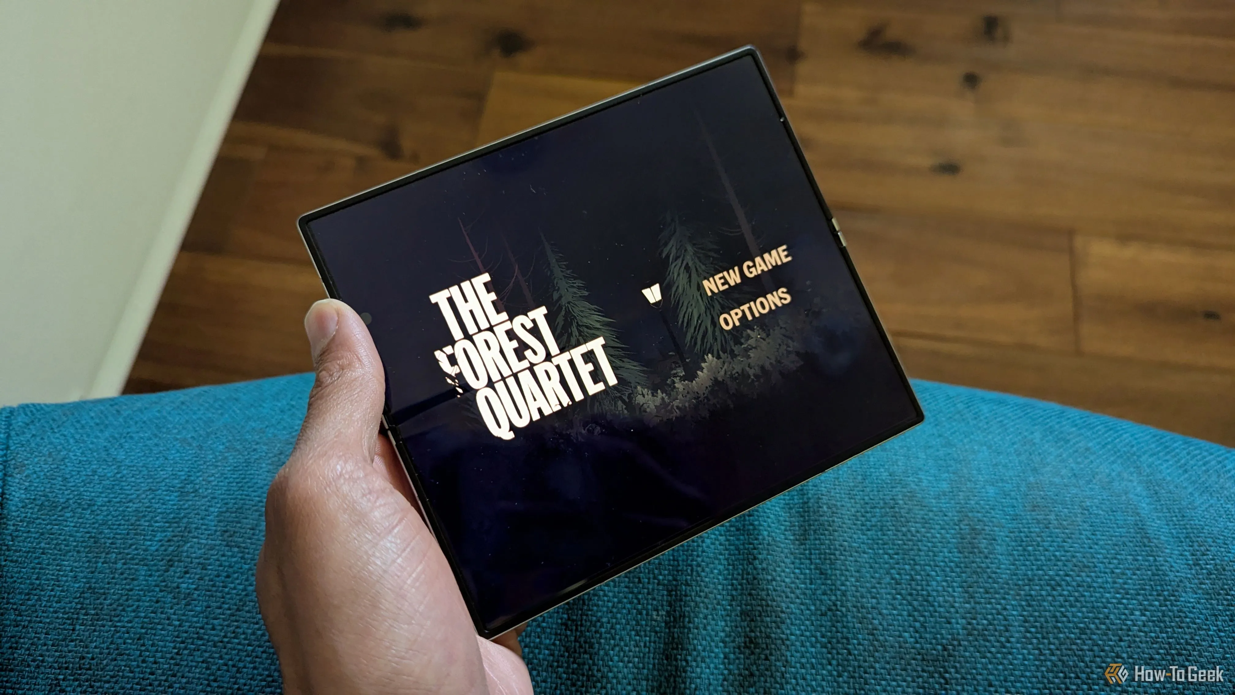 Người dùng trải nghiệm chơi game The Forest Quartet trên Samsung Galaxy Z Fold 6 trong tư thế thoải mái