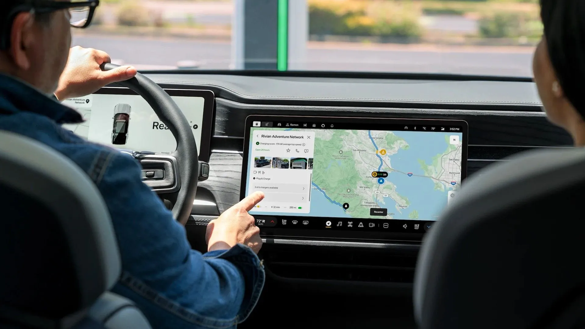 Người lái xe Rivian sử dụng hệ thống điều hướng Google Maps tích hợp trên màn hình xe điện