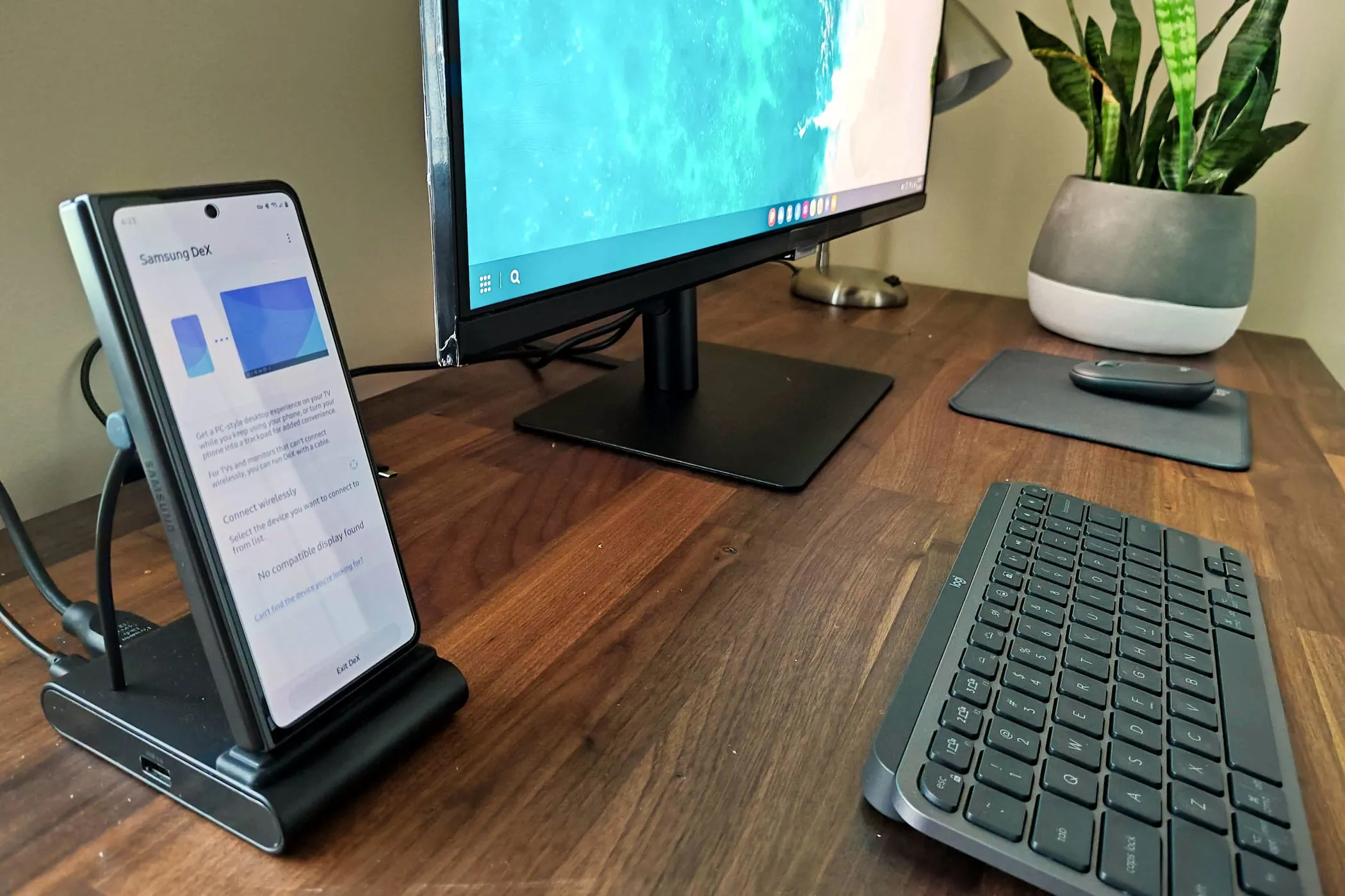 Samsung Galaxy Z Fold 5 trong chế độ DeX hiển thị giao diện desktop