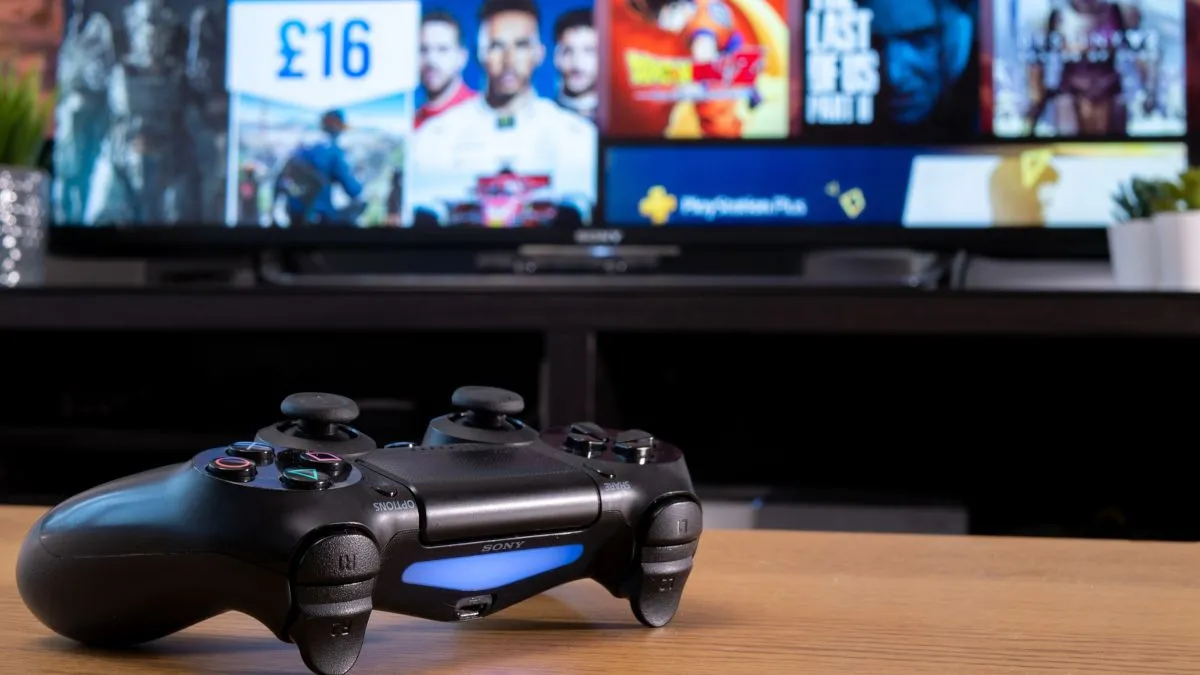 Tay cầm Sony Dualshock 4 và giao diện PlayStation Store, minh họa xu hướng game digital và tài khoản online