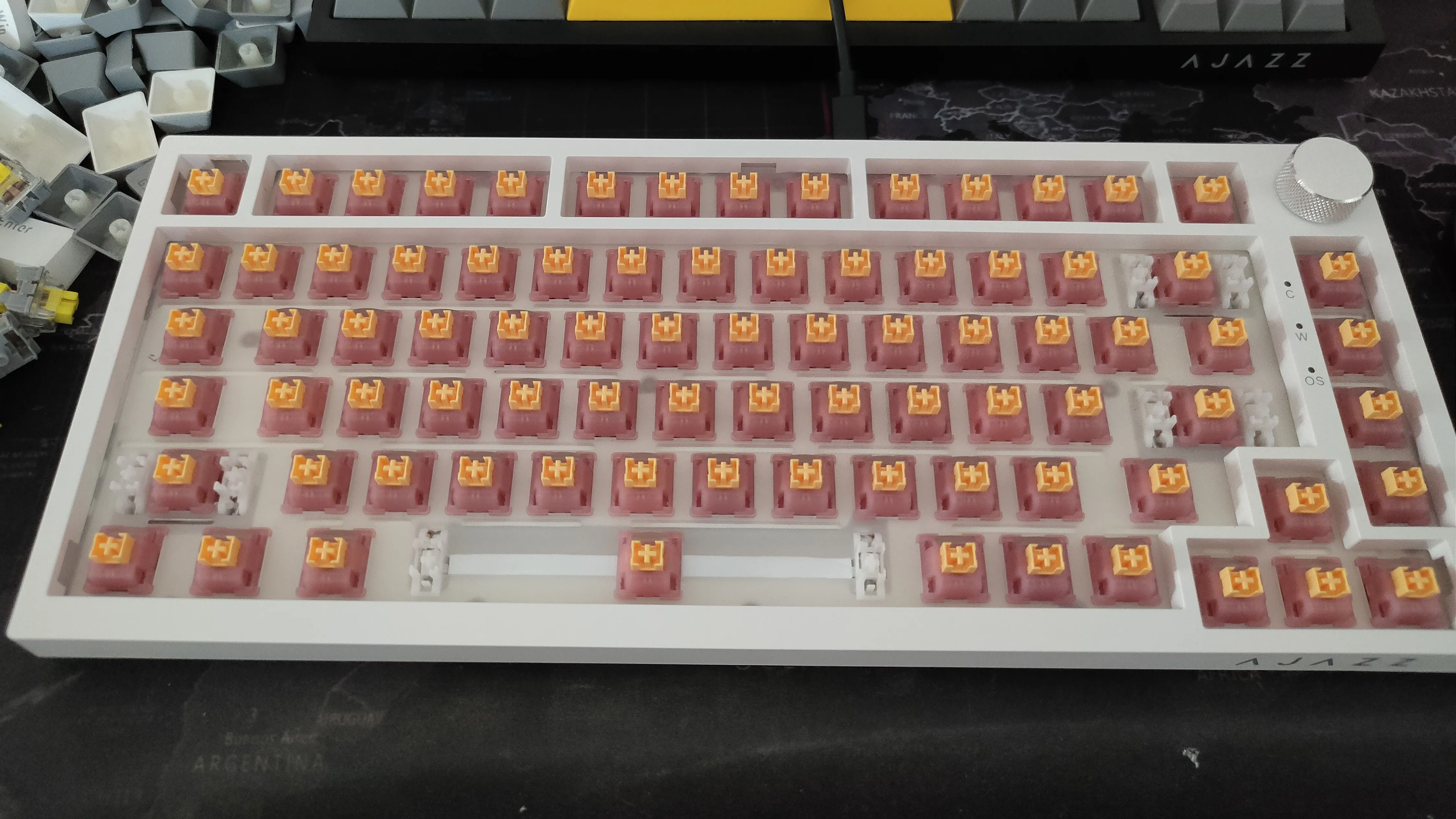 Bàn phím Ajazz AK820 với các switch Outemu Silent Peach V3 đã được lắp đặt