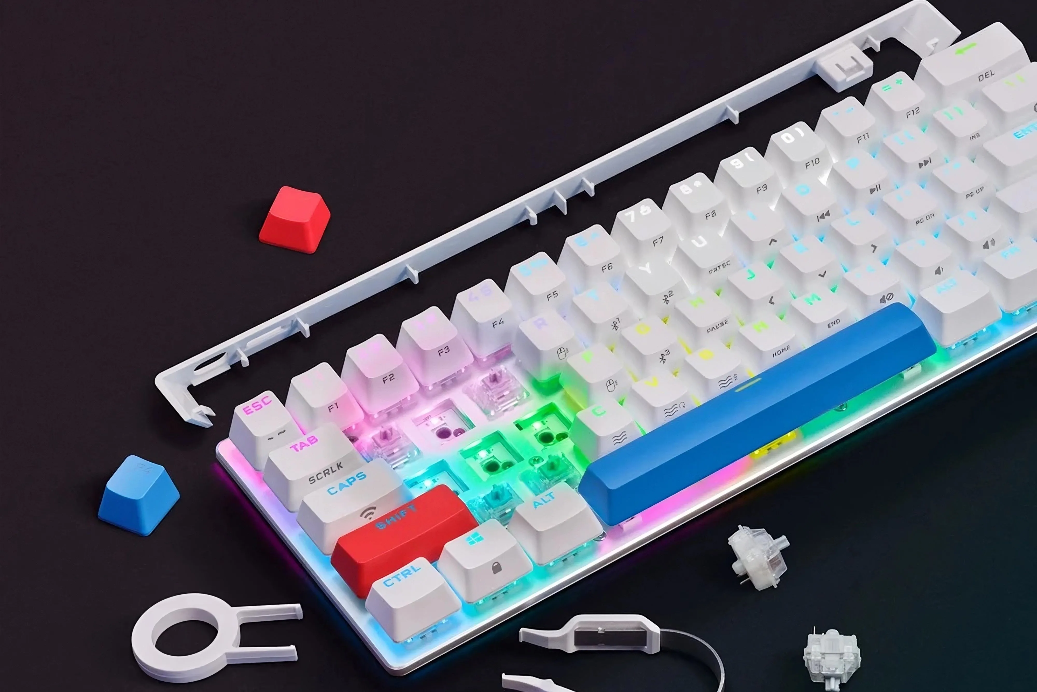 Bàn phím Corsair K70 Pro Mini Wireless với một vài switch đã được tháo rời