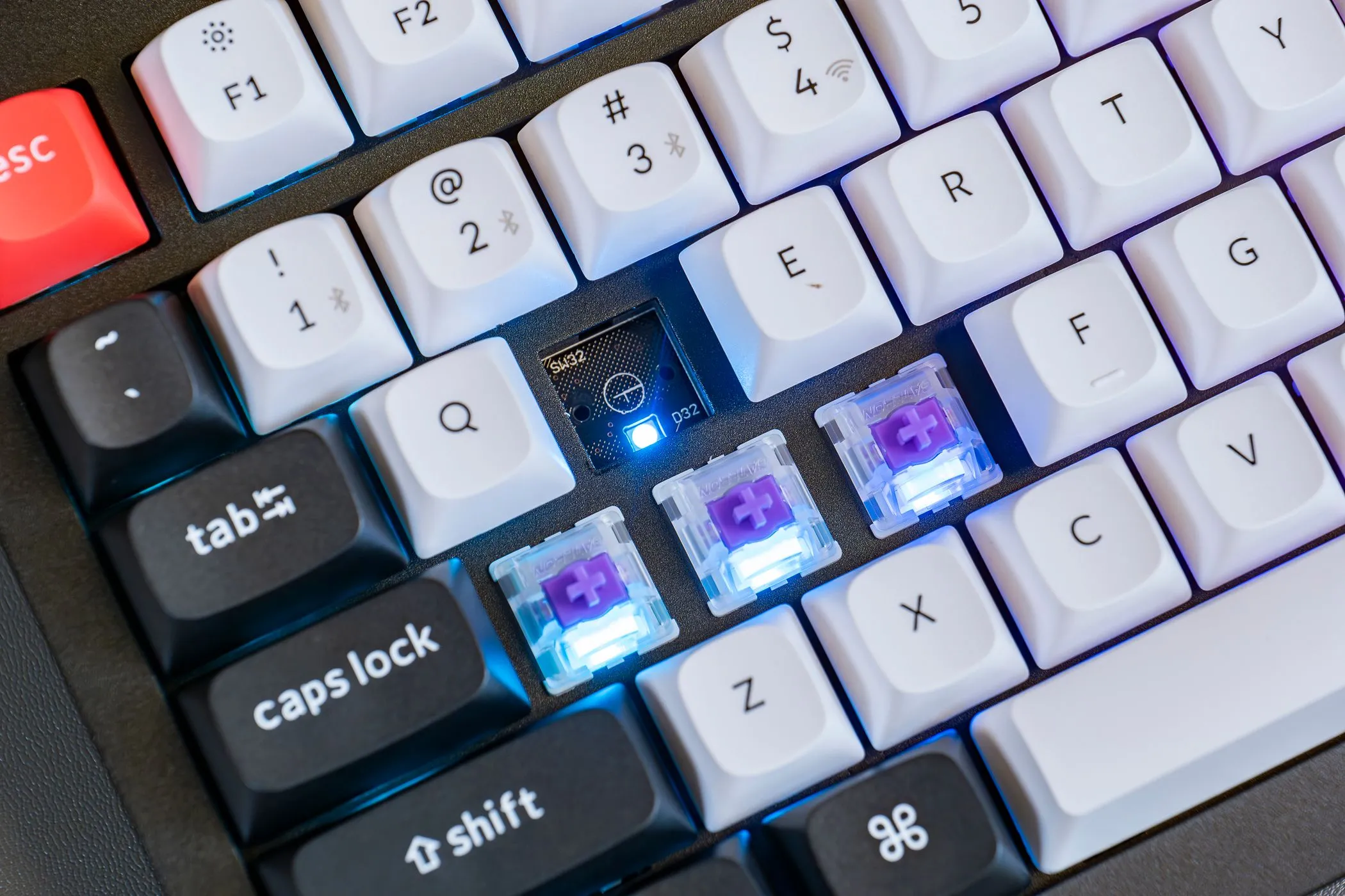 Bàn phím Keychron Q1 HE Wireless với switch từ tính QMK tùy chỉnh, đã tháo một số keycap
