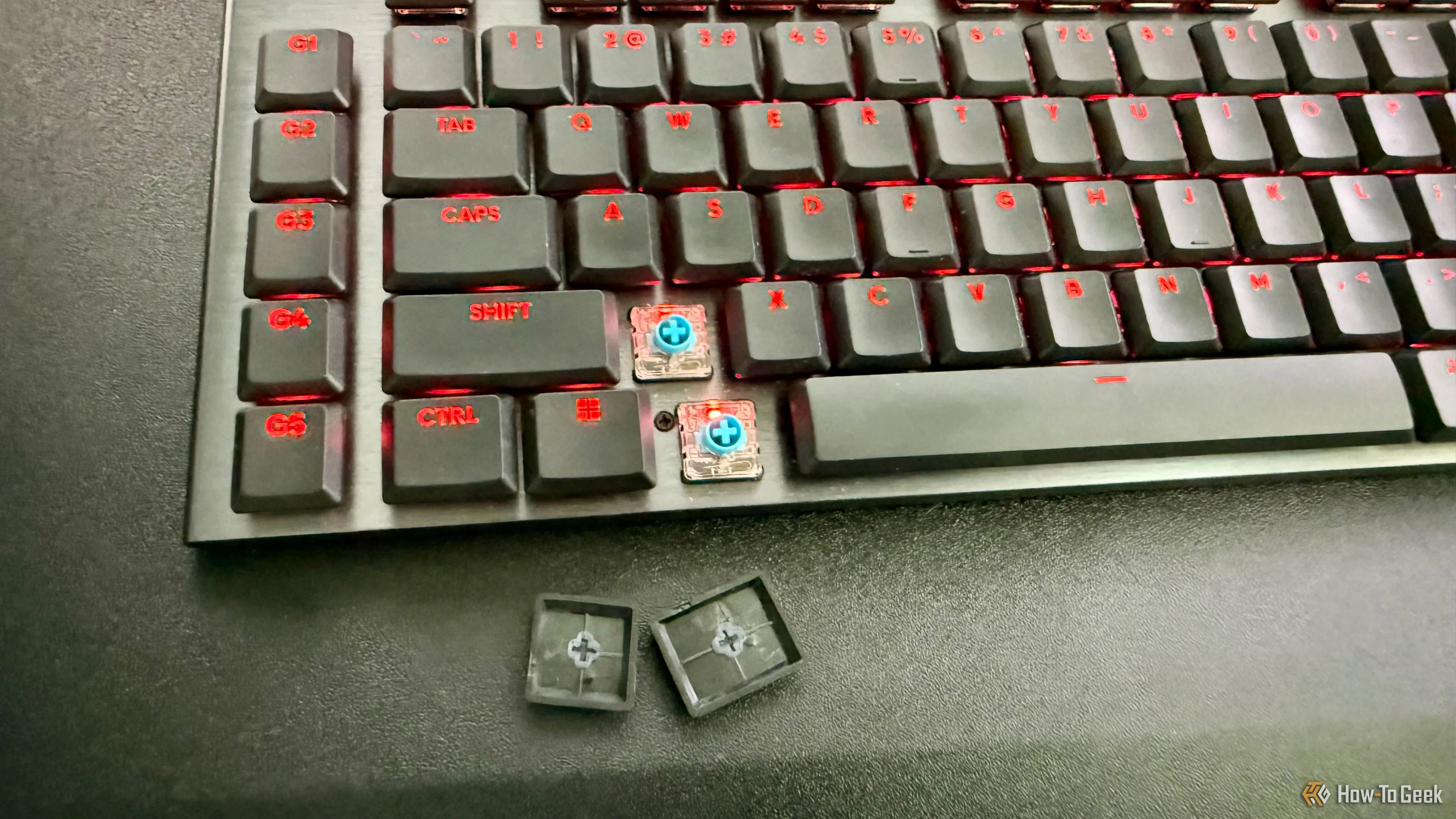 Bàn phím Logitech G915 X Lightspeed với hai keycap được tháo ra để lộ switch GL