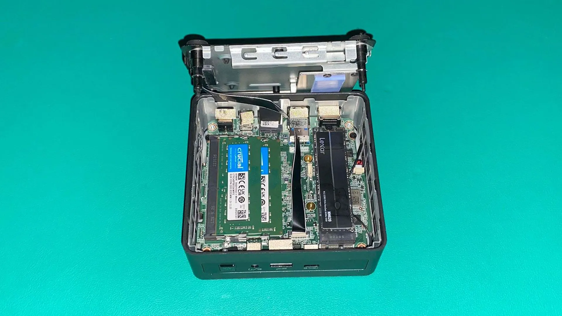 Bên trong Mini PC GEEKOM IT11 hiển thị RAM và ổ cứng SSD